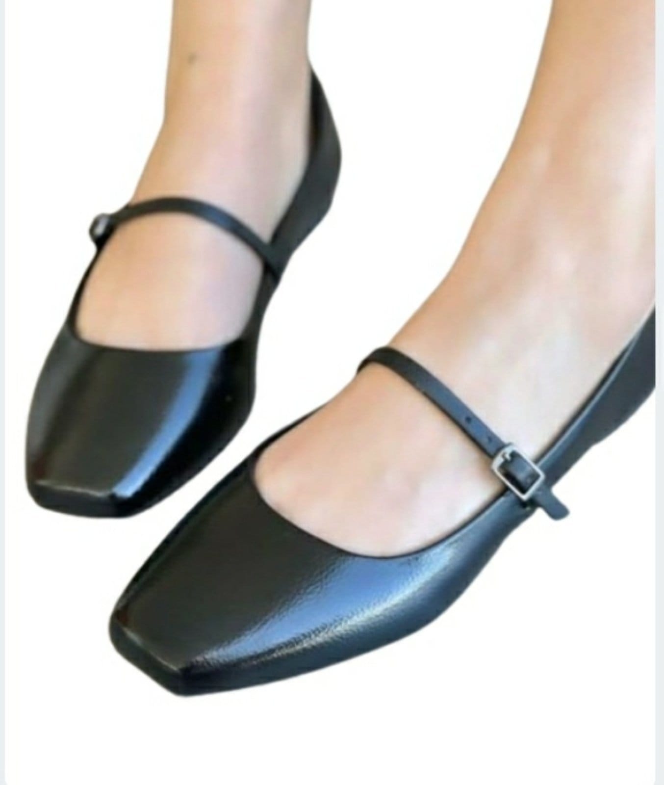 Sapatilha Delazari Bico Quadrado Preta com tira de abotoar