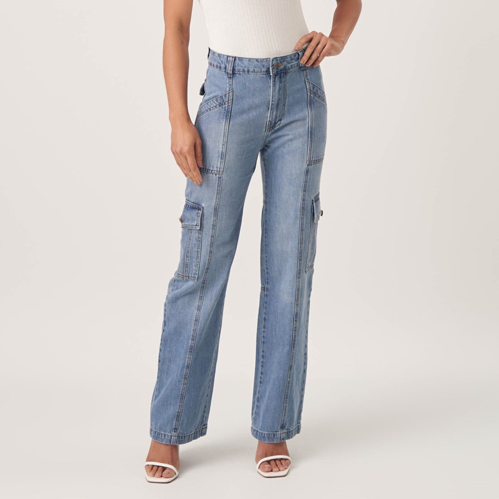Calça Jeans Wide Leg Recortes E Bolsos Cargo