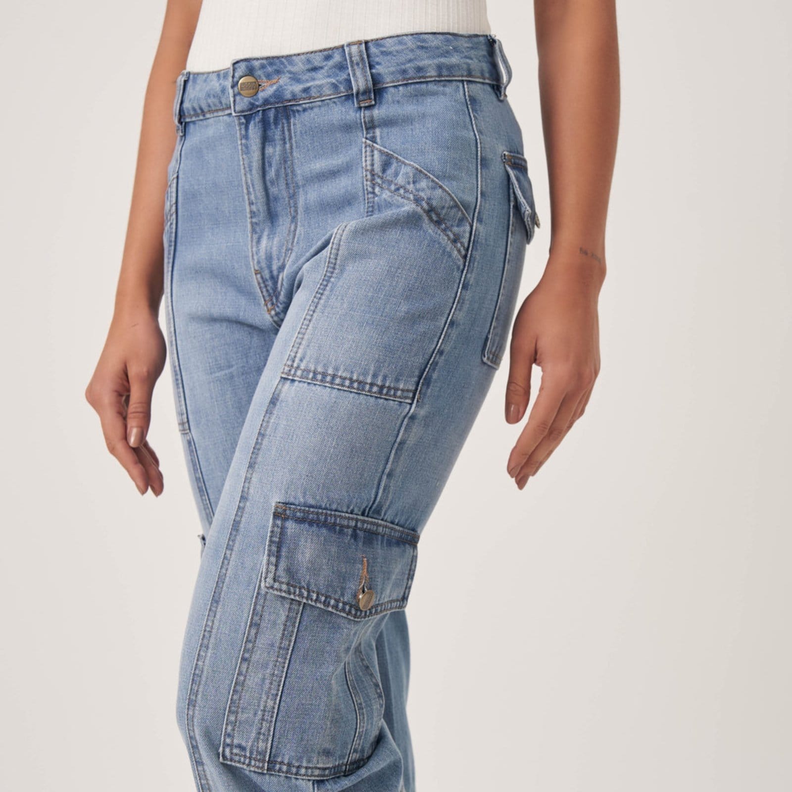 Vista 2 Calça Jeans Wide Leg Recortes E Bolsos Cargo Bloom azul