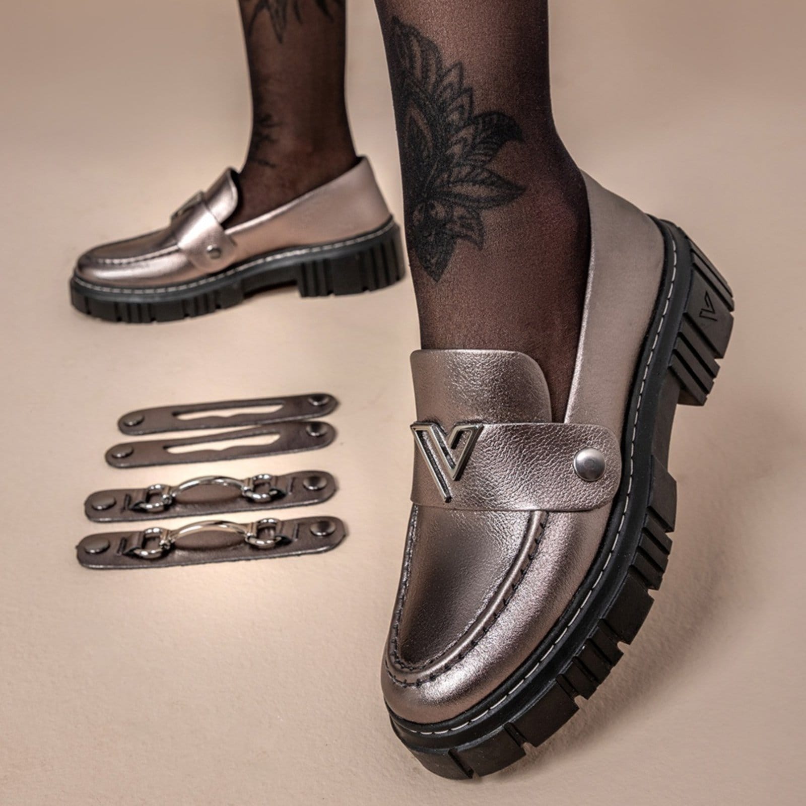 Vista 2 Mocassim Feminino em Couro Vittal com Kit 3 Fivelas Removíveis Onix USE VITTAL prata velho