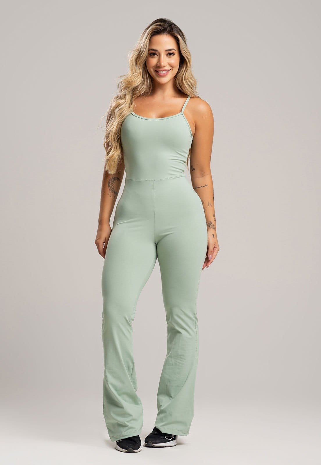 Vista 2 Macacão Flare MVB Modas Fitness Academia Alcinha de Regulagem Poliamida Pistache Mvb Modas verde/verde oliva