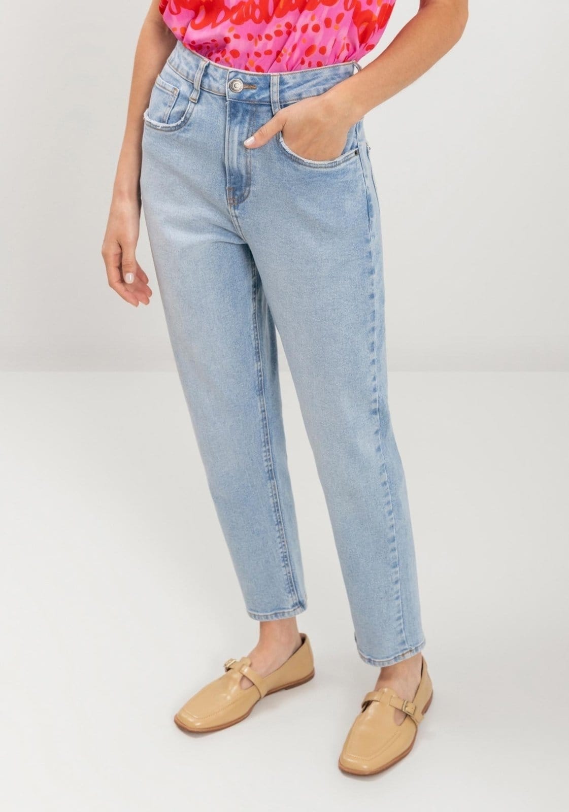 Vista 2 Calça Lez a Lez Mom Jeans Cropped Com Cintura Alta E Bolsos Lez a Lez azul