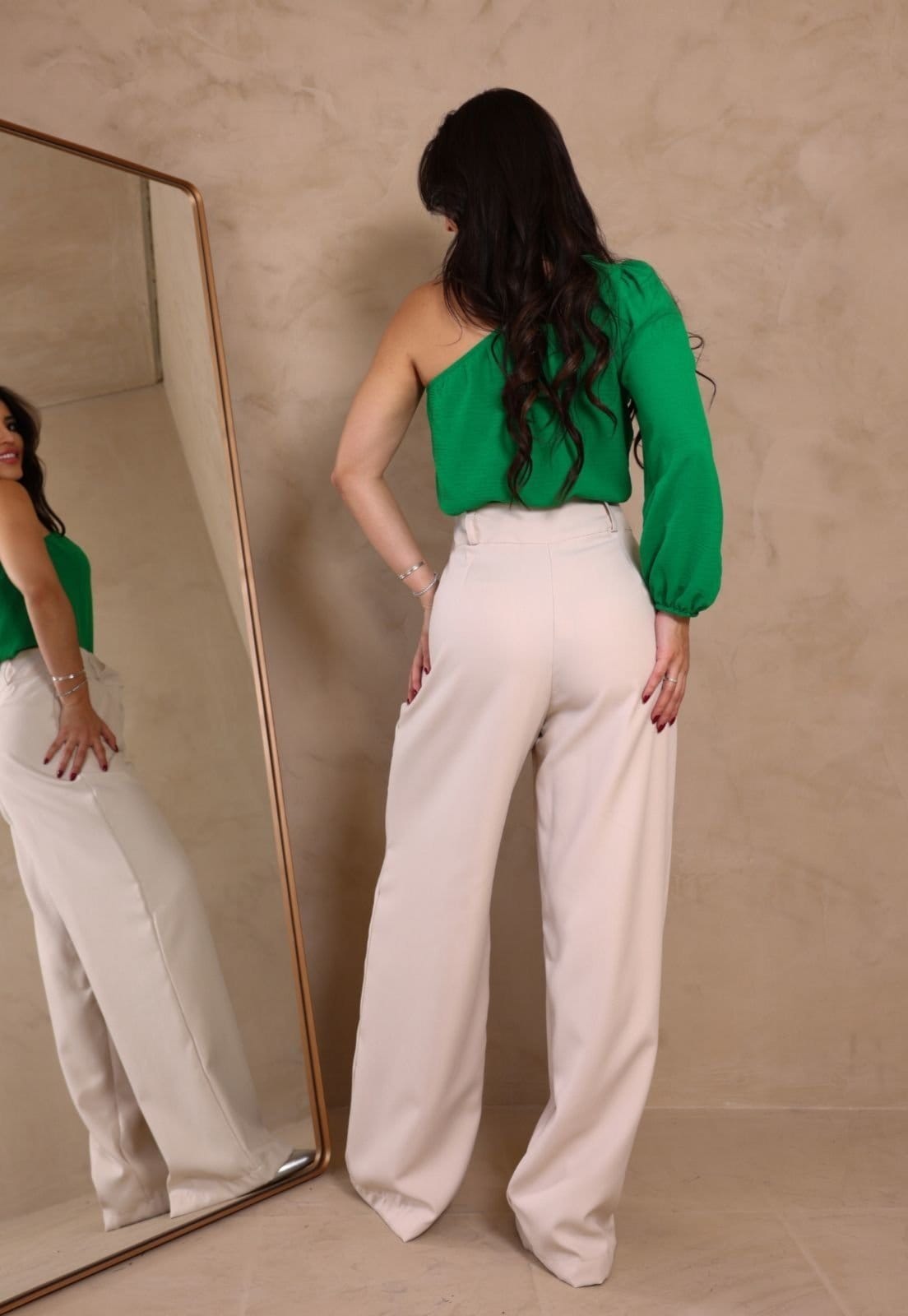 Vista 2 Calça Alfaiataria Wide Leg Champagne Cia do Vestido branco champagne