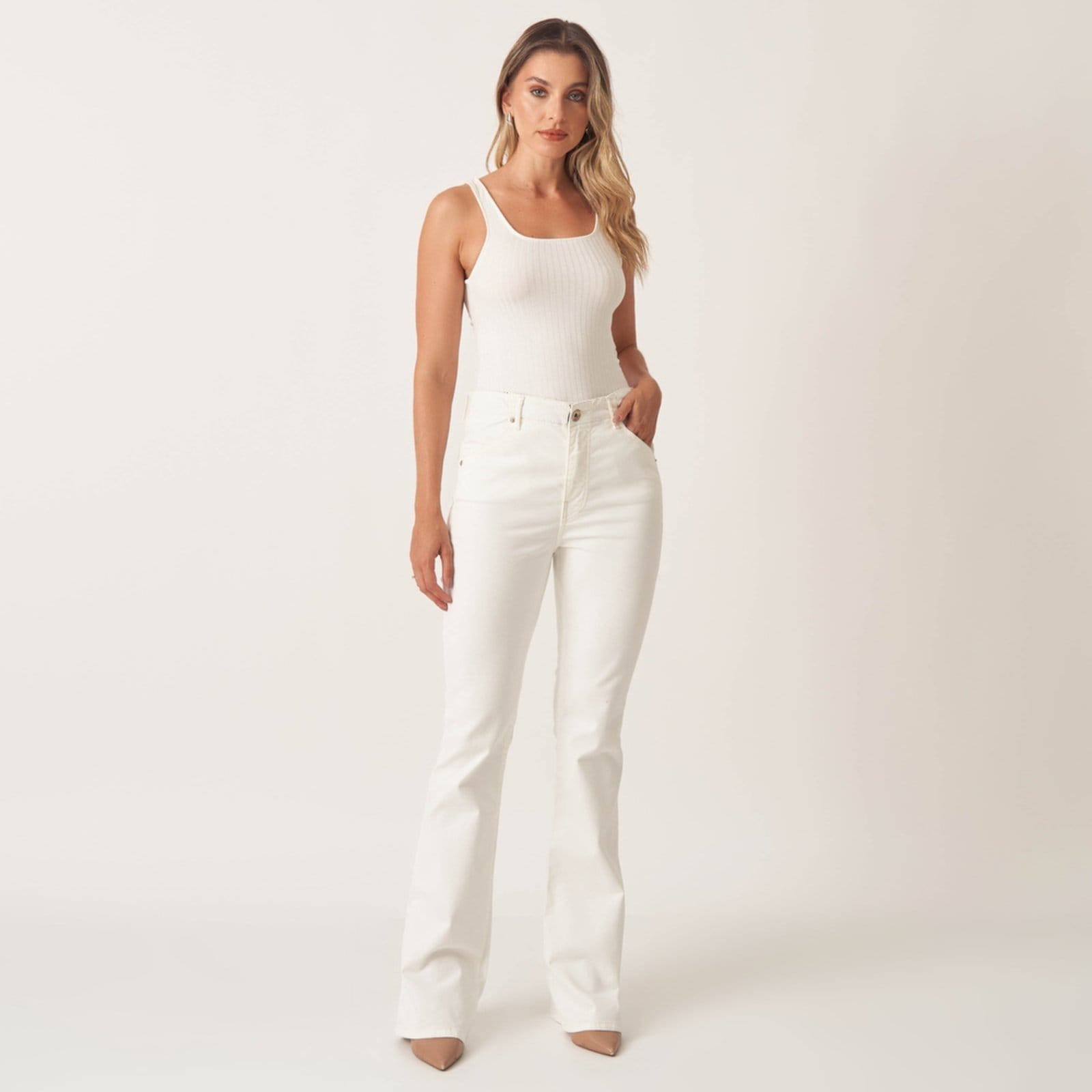 Vista 2 Calça Jeans Confort Flare Cintura Alta Cós Revel Listras Bloom nude
