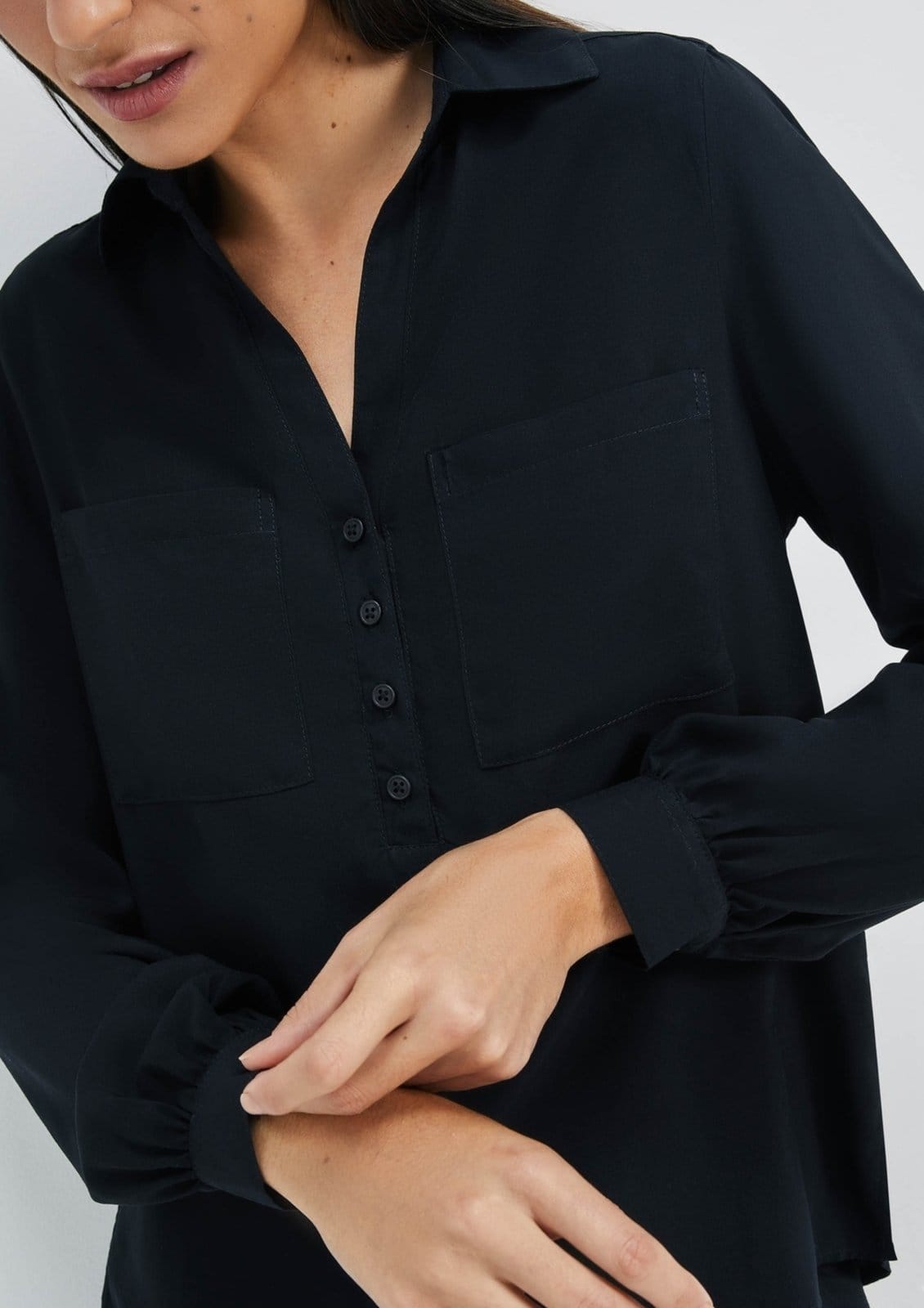 Vista 2 Camisa Básica Feminina Manga Longa Em Viscose Hering preto