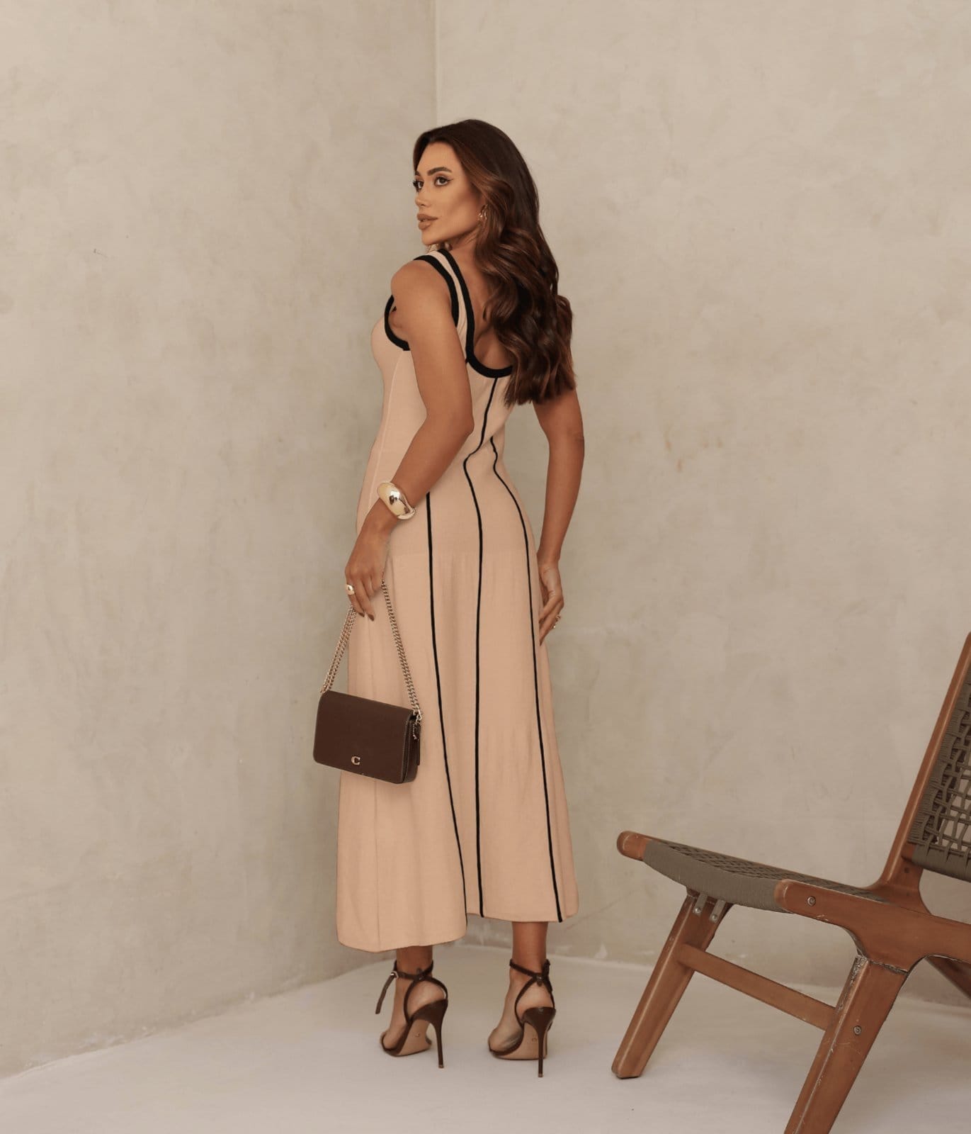 Vista 2 Vestido Cherry Line Midi Listrada Alça Decote Tricô e Cherry Line bege/preto