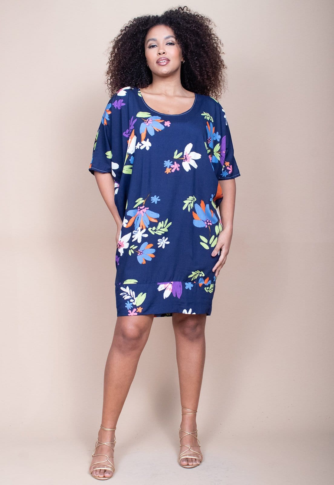 Vista 2 Vestido Cabanafree Curto Morcego Estampa Festa das Flores Cabanafree amarelo/azul/estampado azul