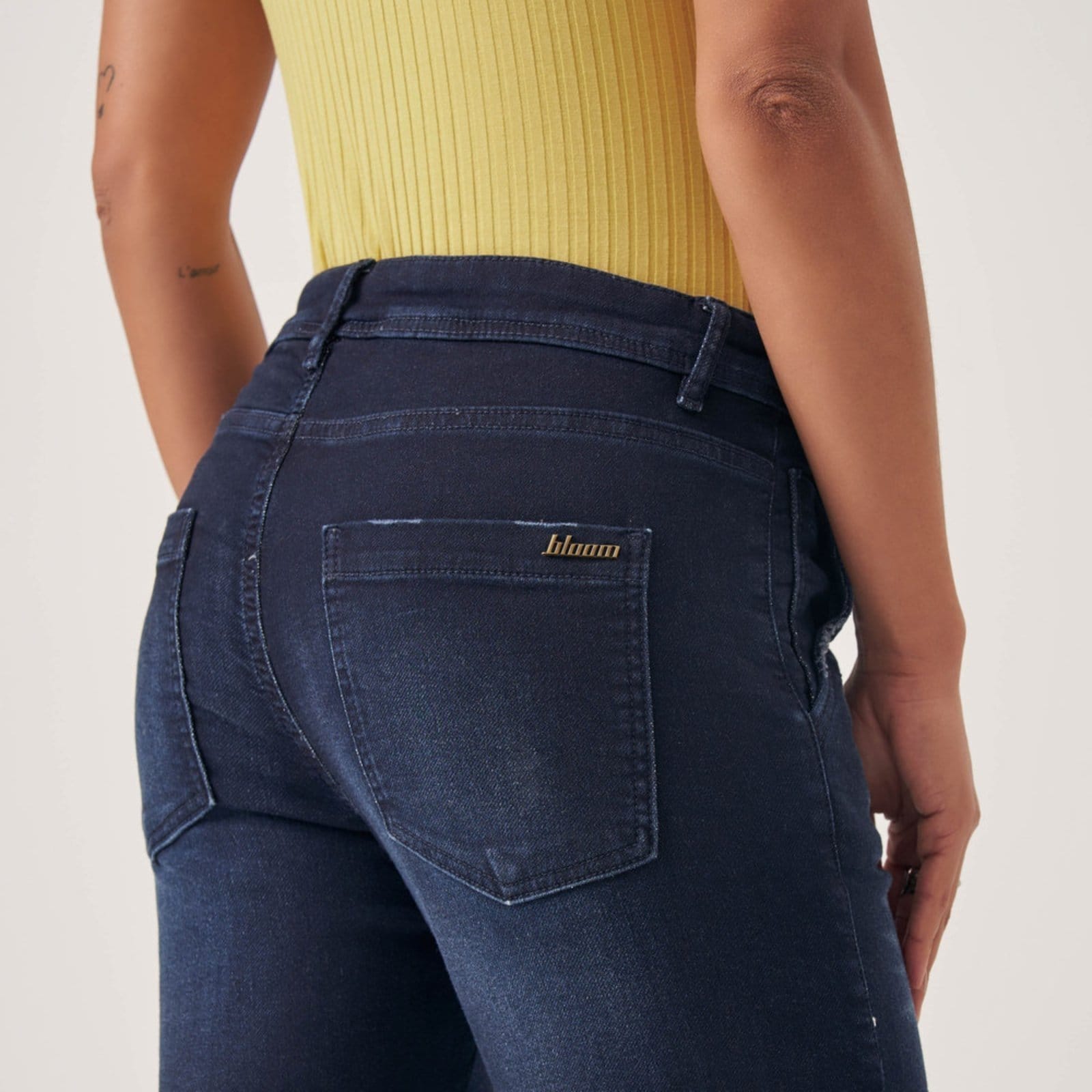 Vista 2 Calça Jogger Jeans Confort Tipo Moletom Elastico Barra Azul Escuro Bloom azul marinho