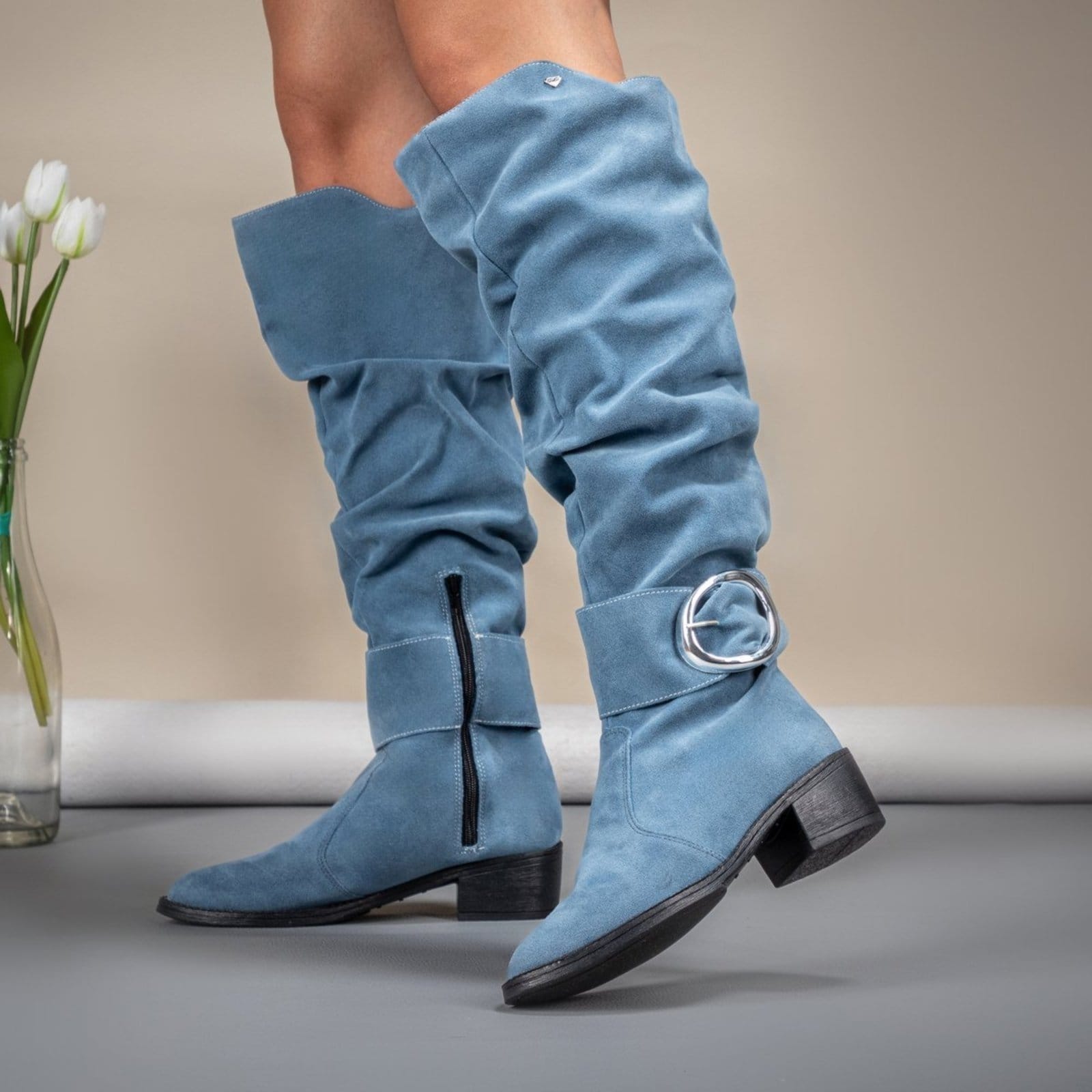 Bota Montaria Feminina GuGi Em Camurça Enrugada Cano Alto Zíper E Fivela