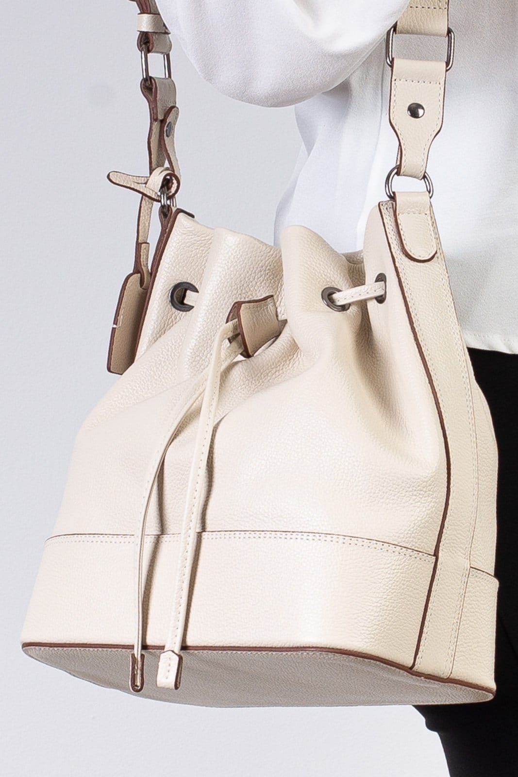 Vista 2 Bolsa Bellaniz Saco Em Couro Liso Naiara - Marfim Bellaniz bege