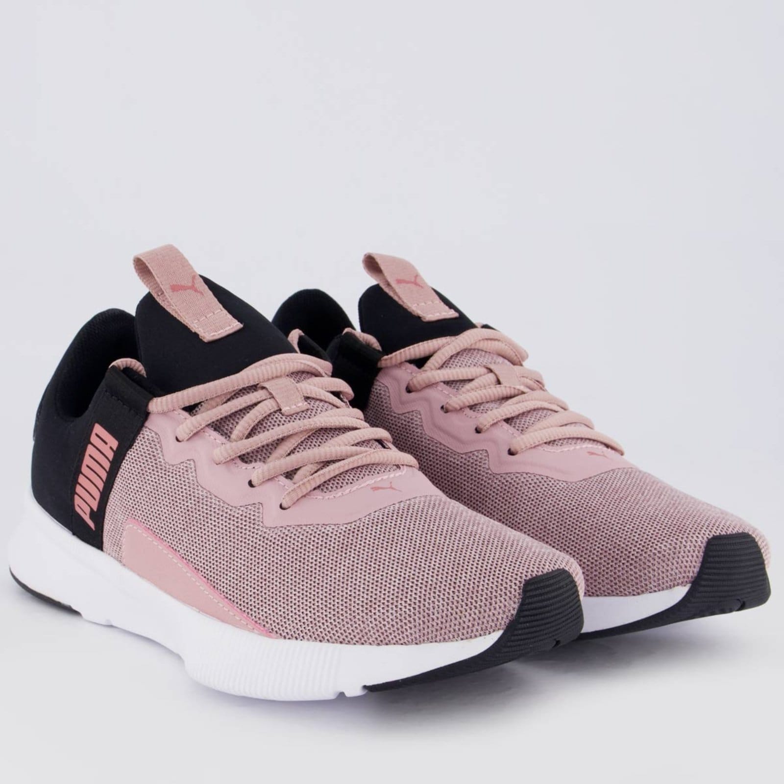 Vista 2 Tênis Puma Flyer Beta BDP Feminino e Preto Puma rosa