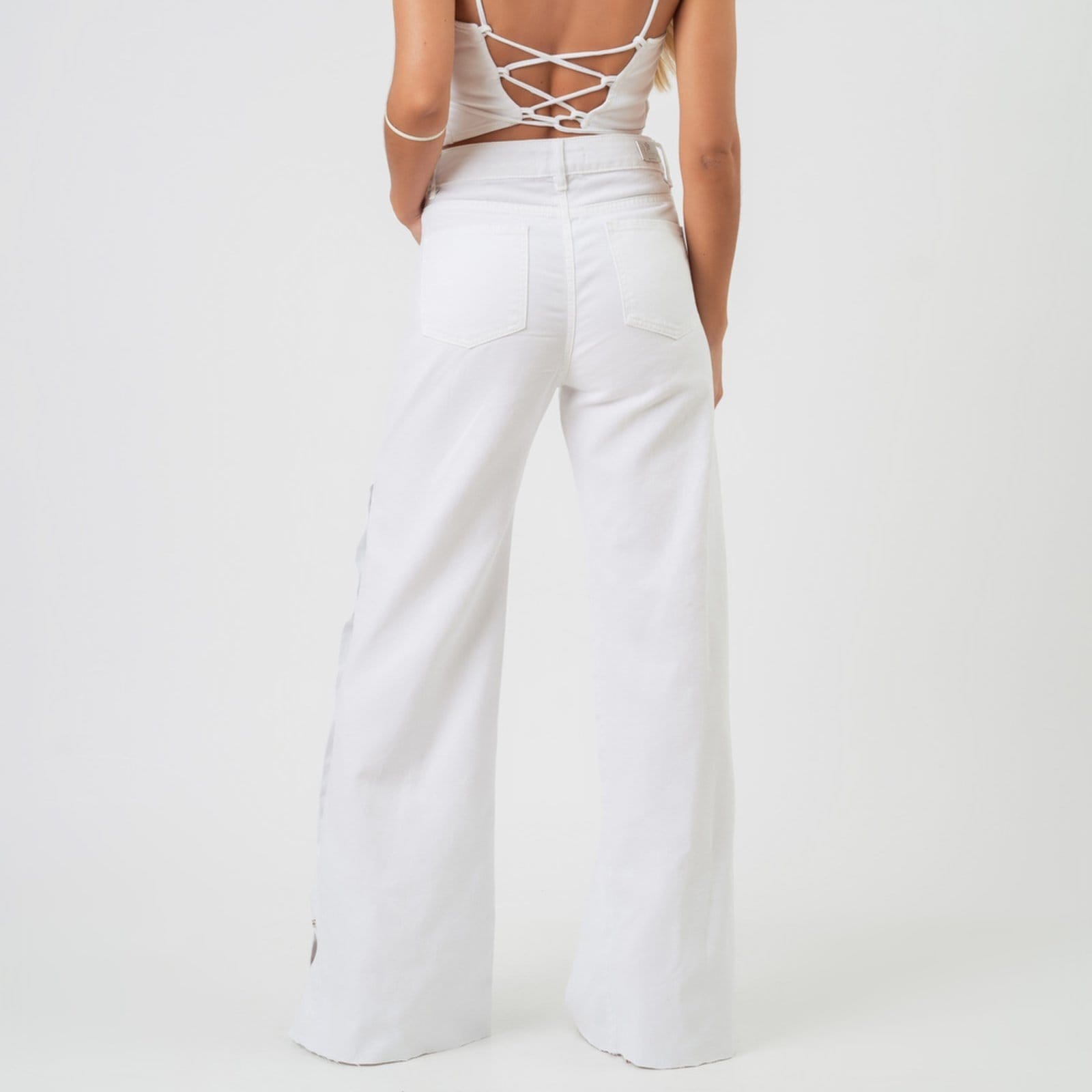 Vista 2 Calça Jeans Color Wide Cintura Alta Botões Laterais Branca Bloom branco