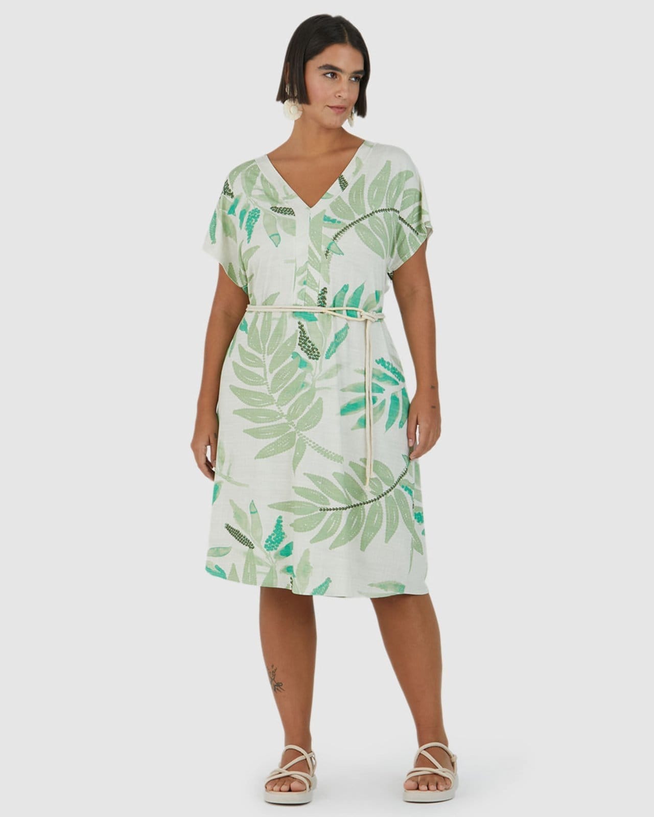 Vestido Feminino Plus Size Folhagem Com Cinto De Cordão Em Viscose Stretch