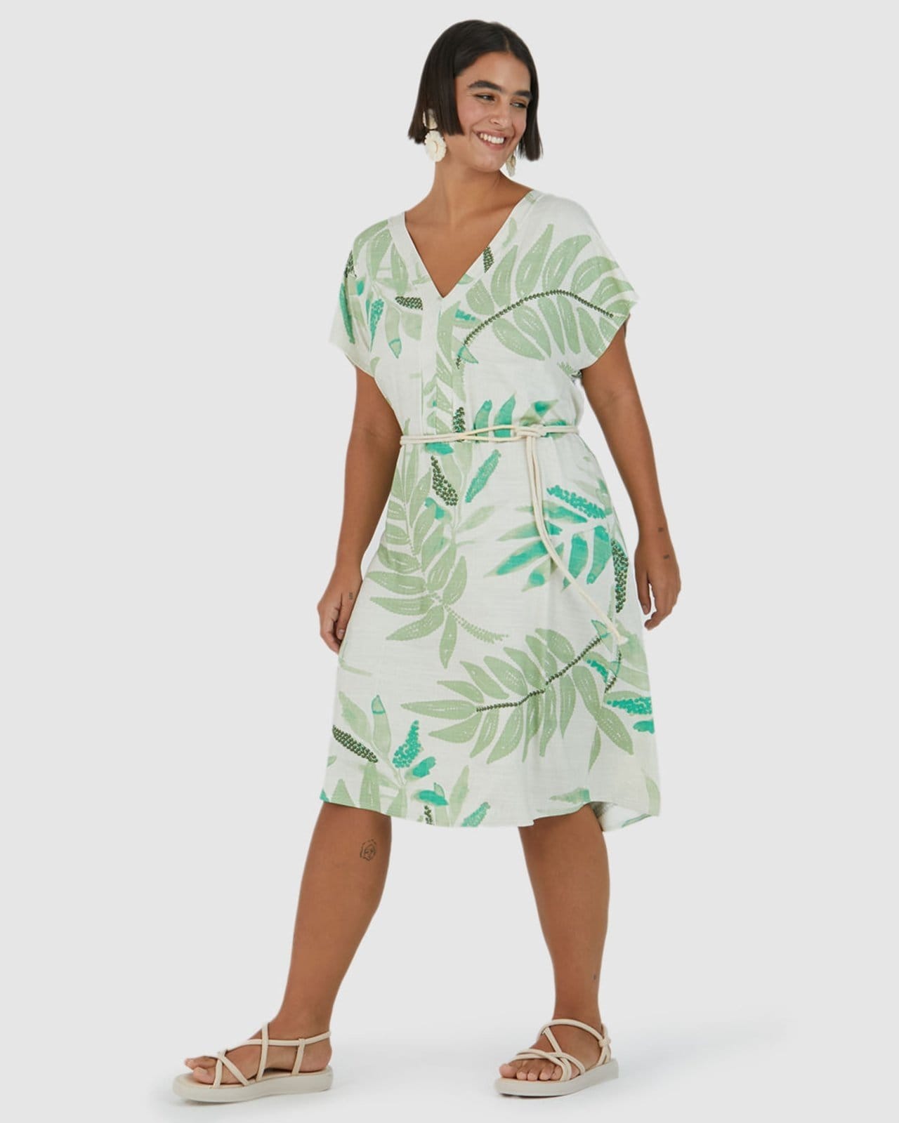 Vista 2 Vestido Feminino Plus Size Folhagem Com Cinto De Cordão Em Viscose Stretch MALWEE PLUS off-white