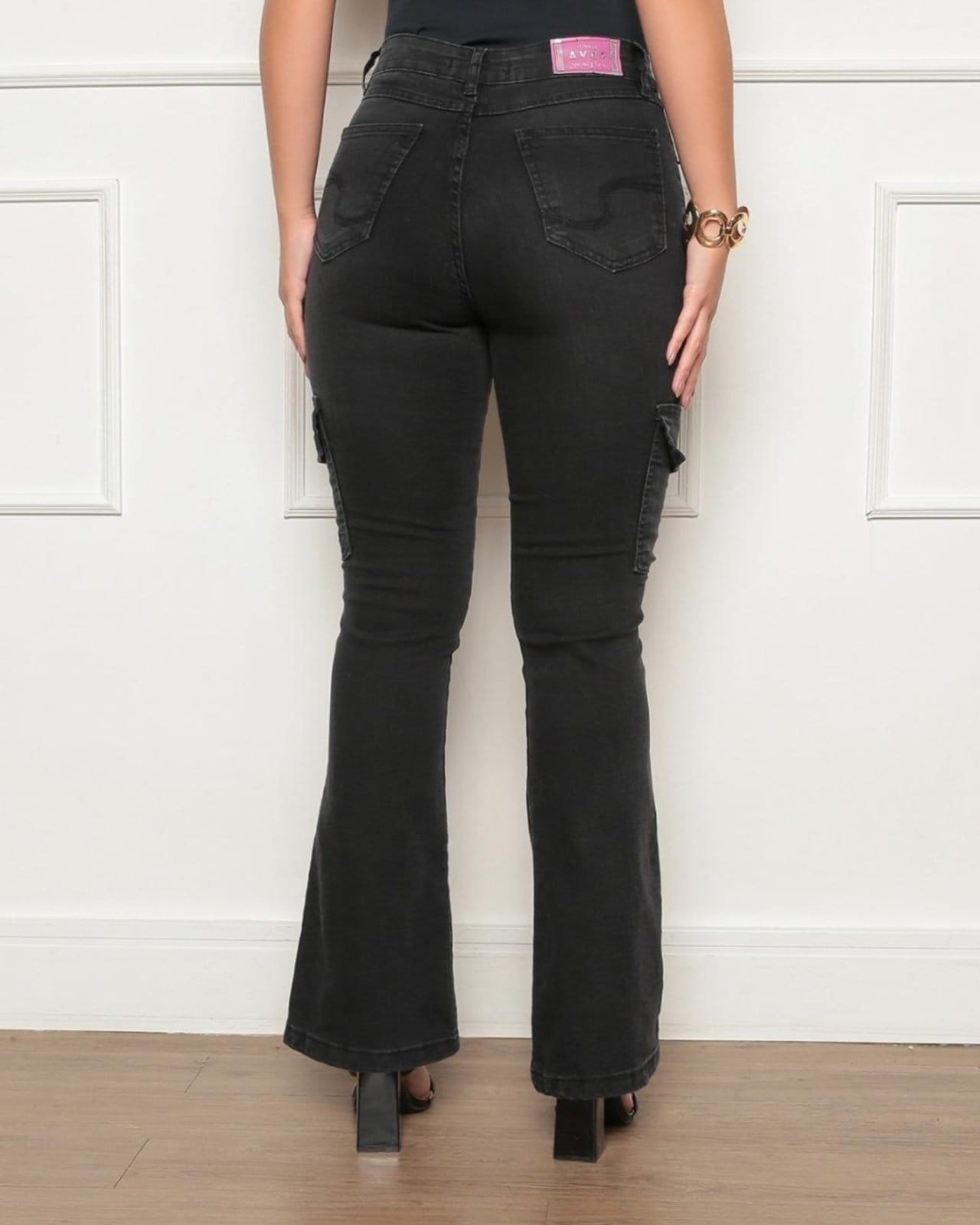 Vista 2 Calça Jeans Flare Cargo Feminina Preta Cintura Alta com Bolsos Laterais Avec preto