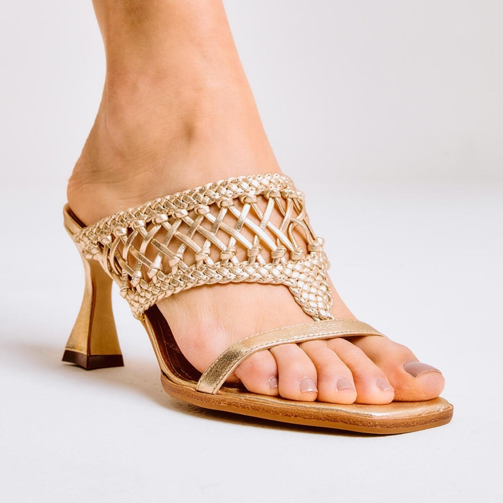 Vista 2 Tamanco Couro Ouro Light Salto Médio Cecconello 2719003-2 Cecconello dourado