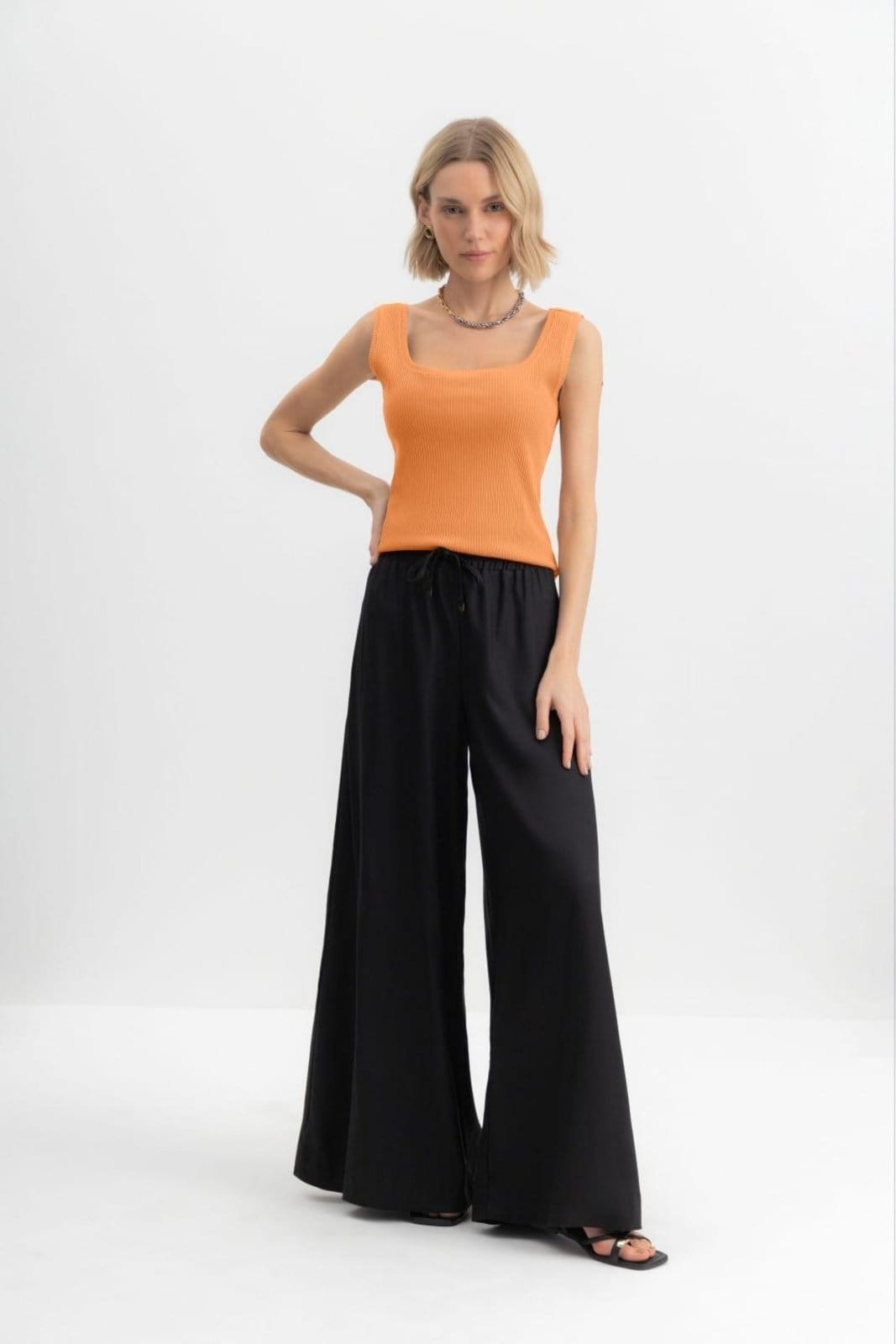 Calça pantalona feminina sarjada Essendi