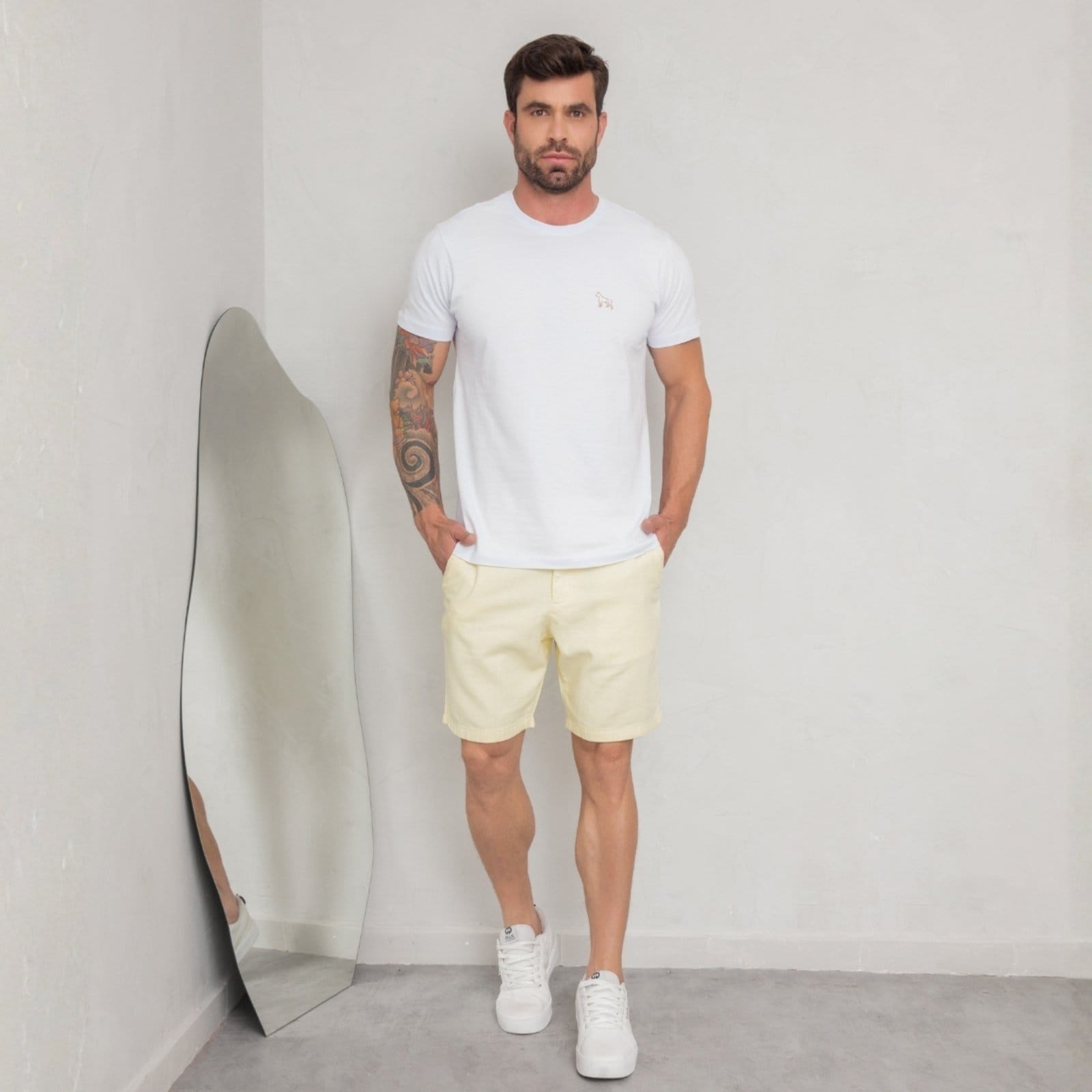 Vista 2 Bermuda Linho Tinturada Bolso-Faca Masculina Revanche Consilino Revanche amarelo