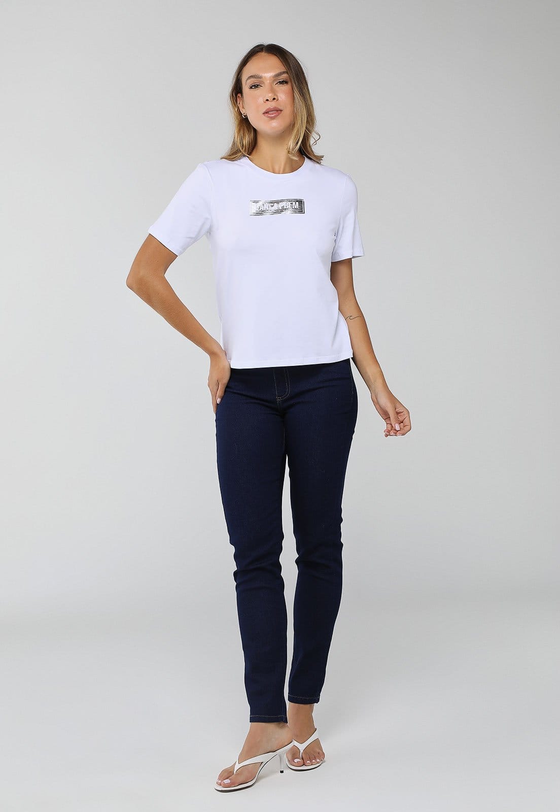 Vista 2 Camiseta Feminina Lança Perfume Logo Metalizado Branca Lança Perfume branco