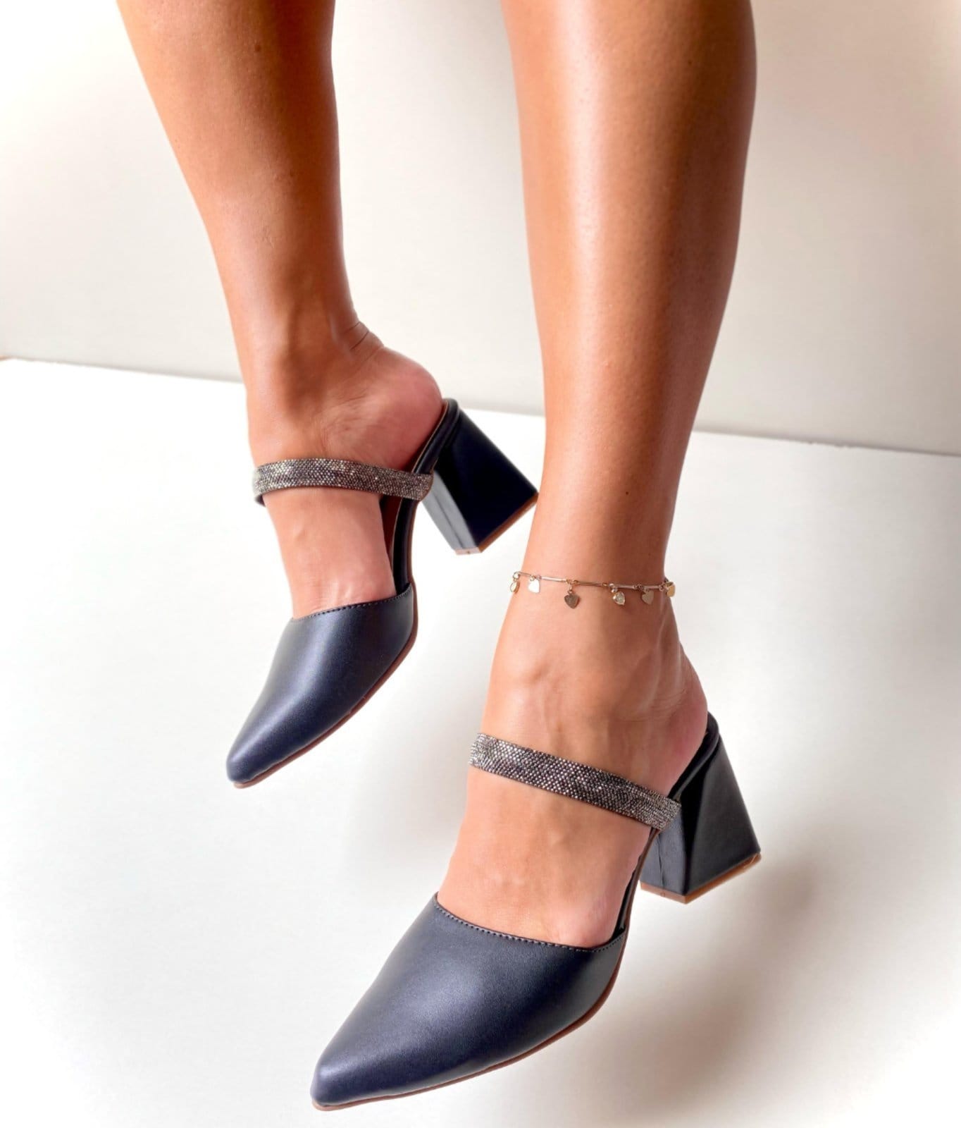 Vista 2 Mule Delazari Salto Bloco com detalhe em Strass Delazari preto