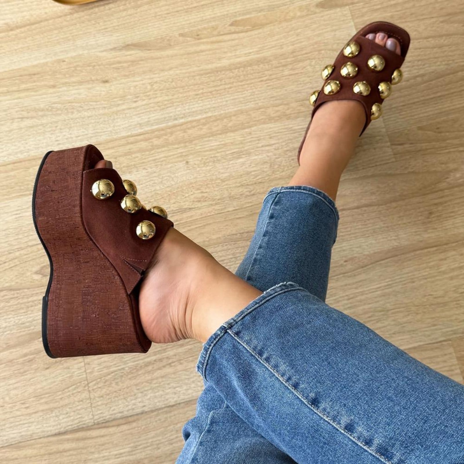 Vista 2 Emily - Tamanco Plataforma com Esferas Douradas Damannu Shoes marrom