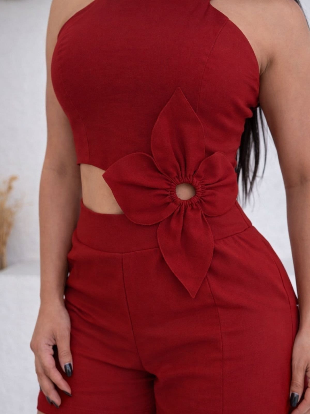 Vista 2 Macacão Feminino Curto Divina Gata Alfaiataria Flor 3D 2NV DIVINA GATA vermelho