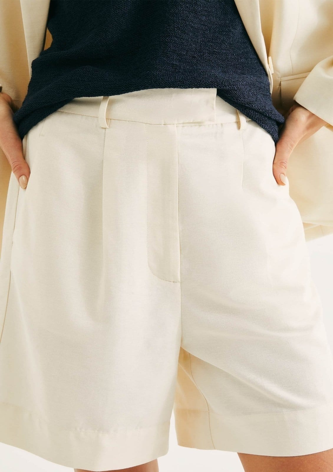 Vista 2 Bermuda Feminina Em Alfaiataria Com Linho Hering bege