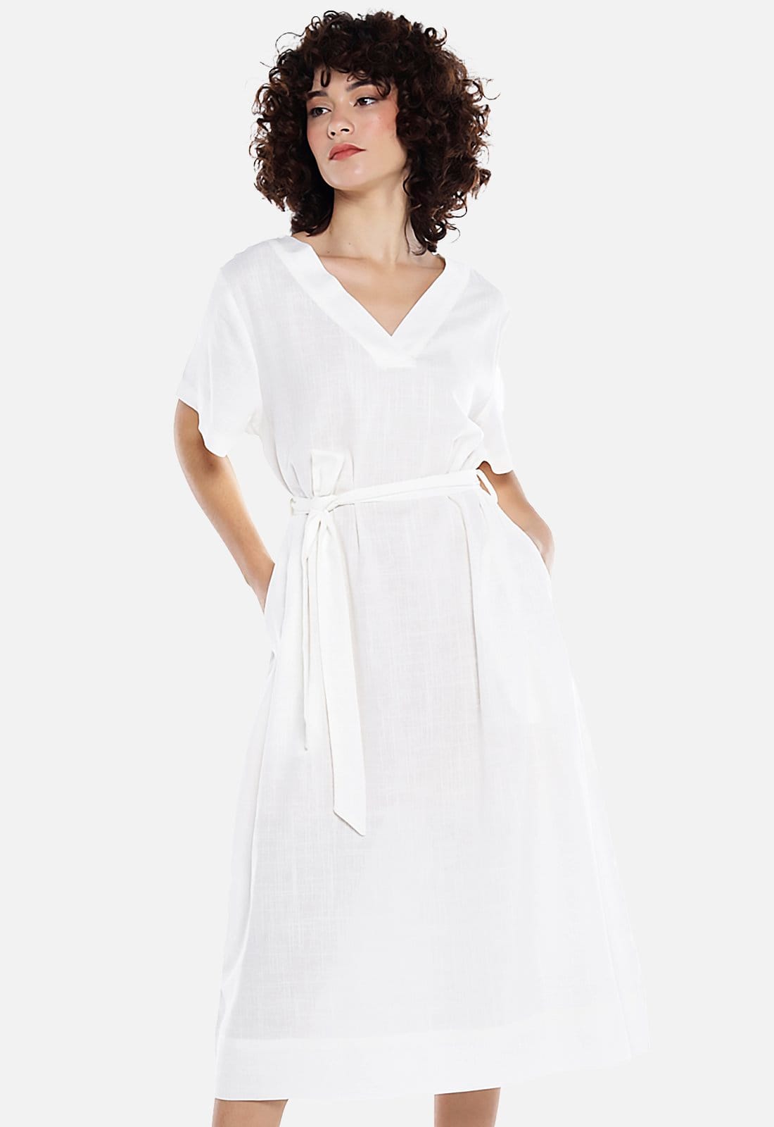 Vestido de Linho Off-White Midi com Bolsos Manga Curta