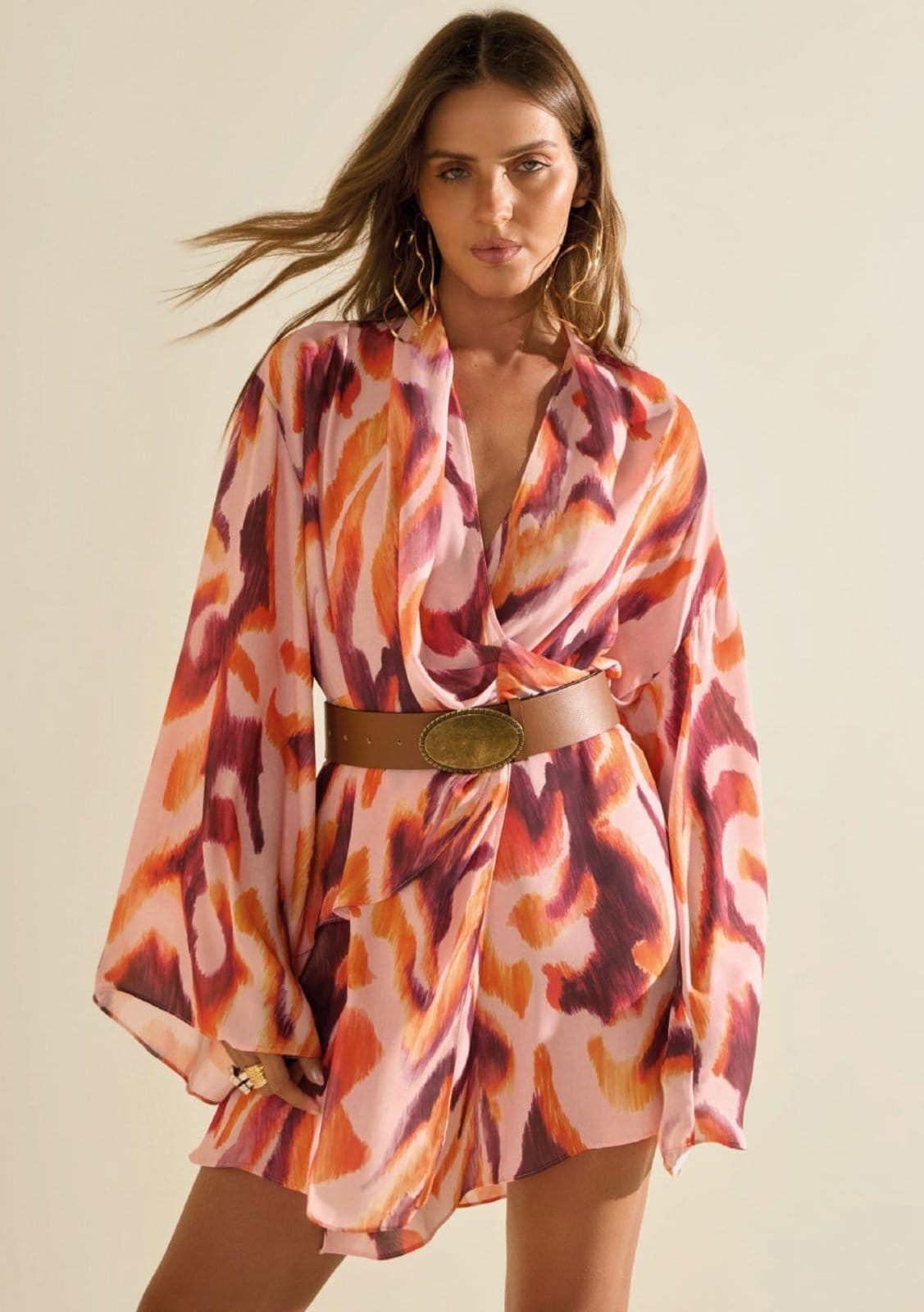 Vestido Morena Solto Decote V Manga 3 Quartos Curto