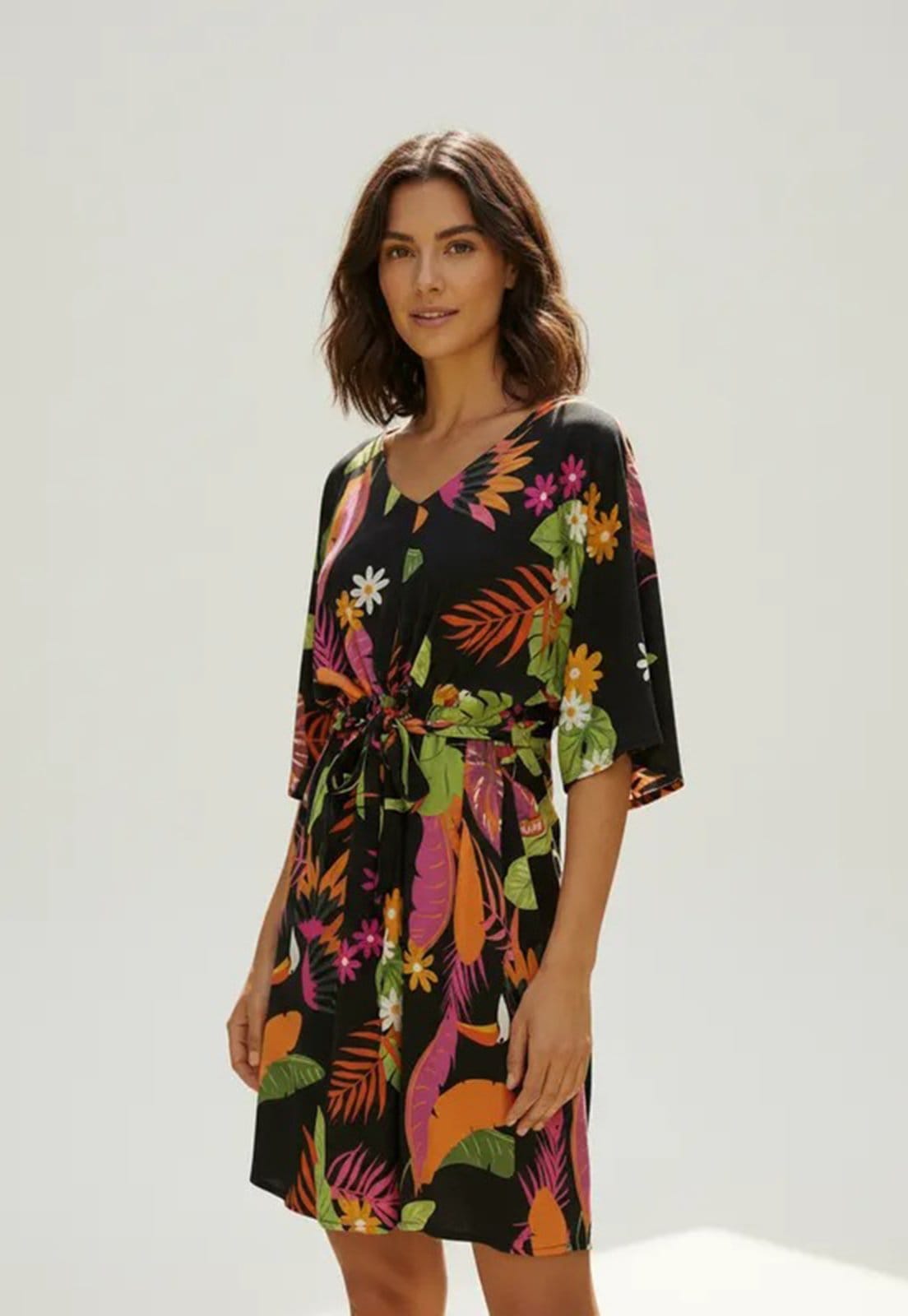 Vista 2 Vestido CabanaFree Curto Caaxixá Viscose com Cordão na Cintura Estampa Noite Botânica Cabanafree estampado/laranja/rosa/verde