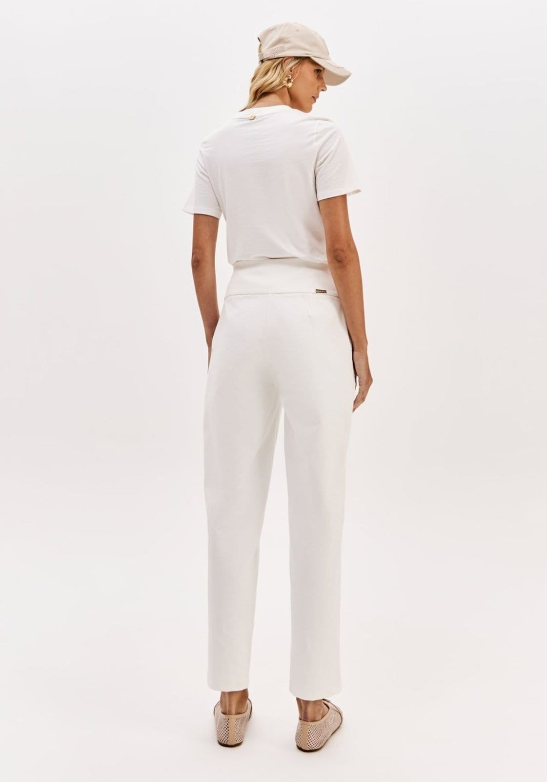 Vista 2 Calça Carrot Cintura Alta Bolsos Sport Easy branco