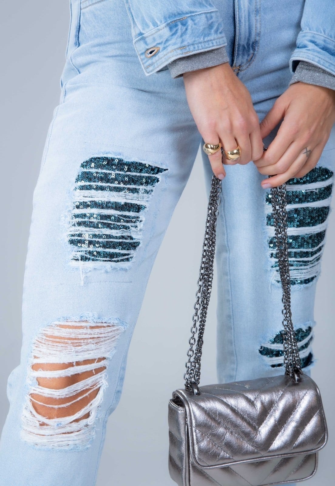 Vista 2 Calça Traymon Mom Com Apliques Delavê Traymon jeans