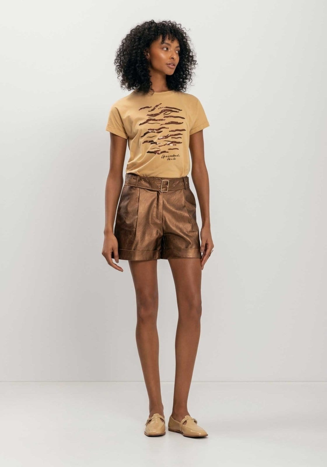 Shorts De Cintura Média Com Cinto Em PU Metalizado