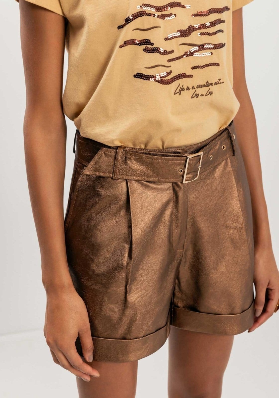 Vista 2 Shorts De Cintura Média Com Cinto Em PU Metalizado Lez a Lez poás