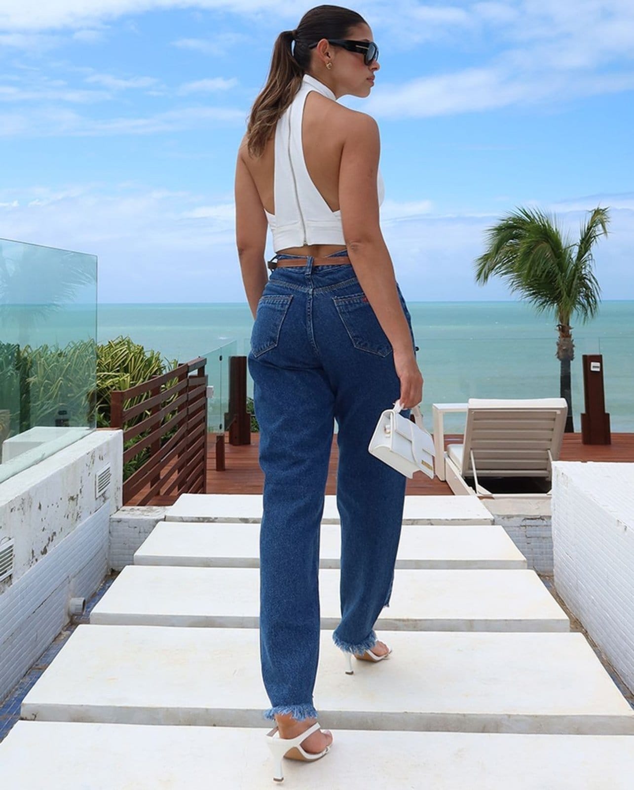 Vista 2 Calça Feminina Mom Bordado de Flor 22501 Escura Consciência jeans