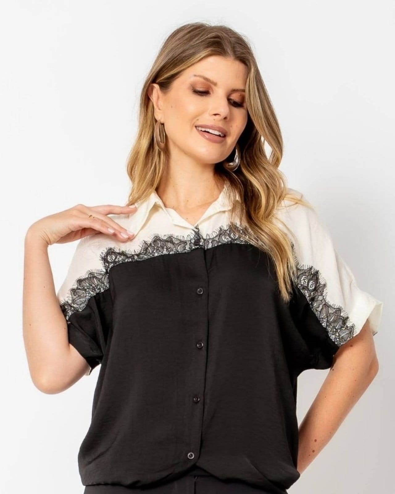 CAMISA ACETINADA COM RENDA CREME