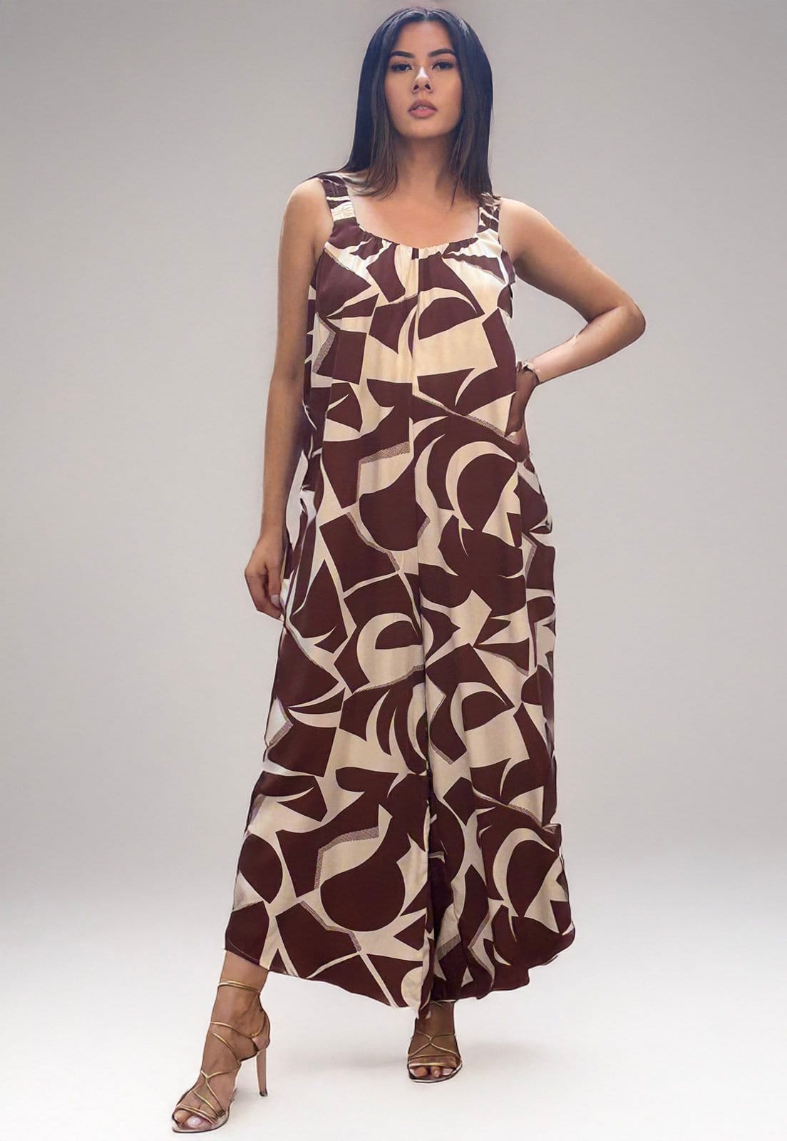 Vista 2 Macacão Amazonia Vital Saruel Viscose Alça com Elástico Estampa Raízes Marrom Amazonia Vital estampado/off-white/preto/verde/vermelho