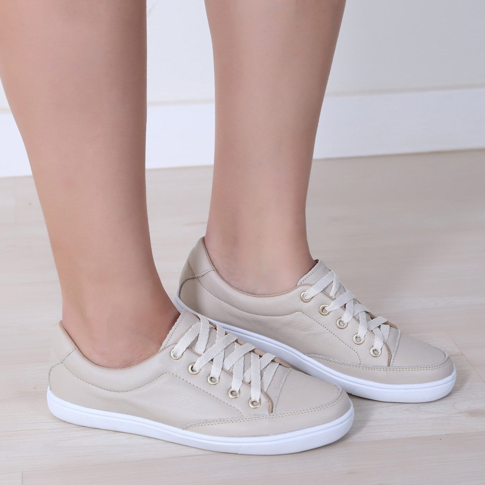 Vista 2 Tênis Feminino Couro Casual Off White Confortável Moderno Para Caminhada Macio ROMEU E JULIETA SHOES bege white