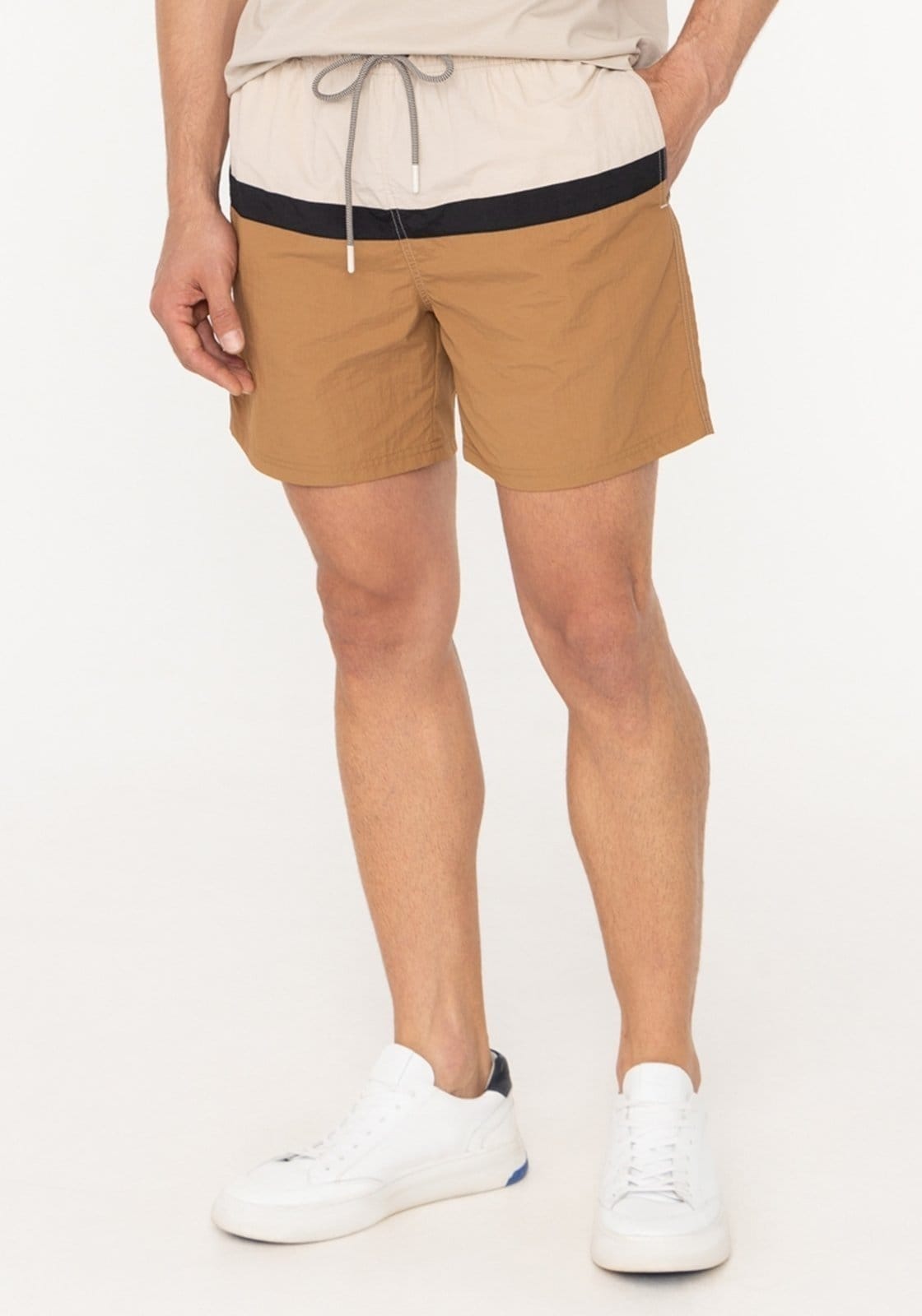 Shorts Masculino Com Bolsos E Cadarço Em Tecido Plano