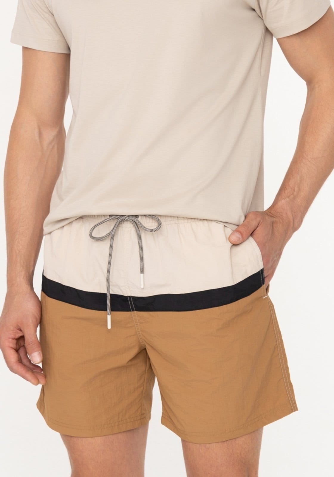 Shorts Masculino Com Bolsos E Cadarço Em Tecido Plano - 2