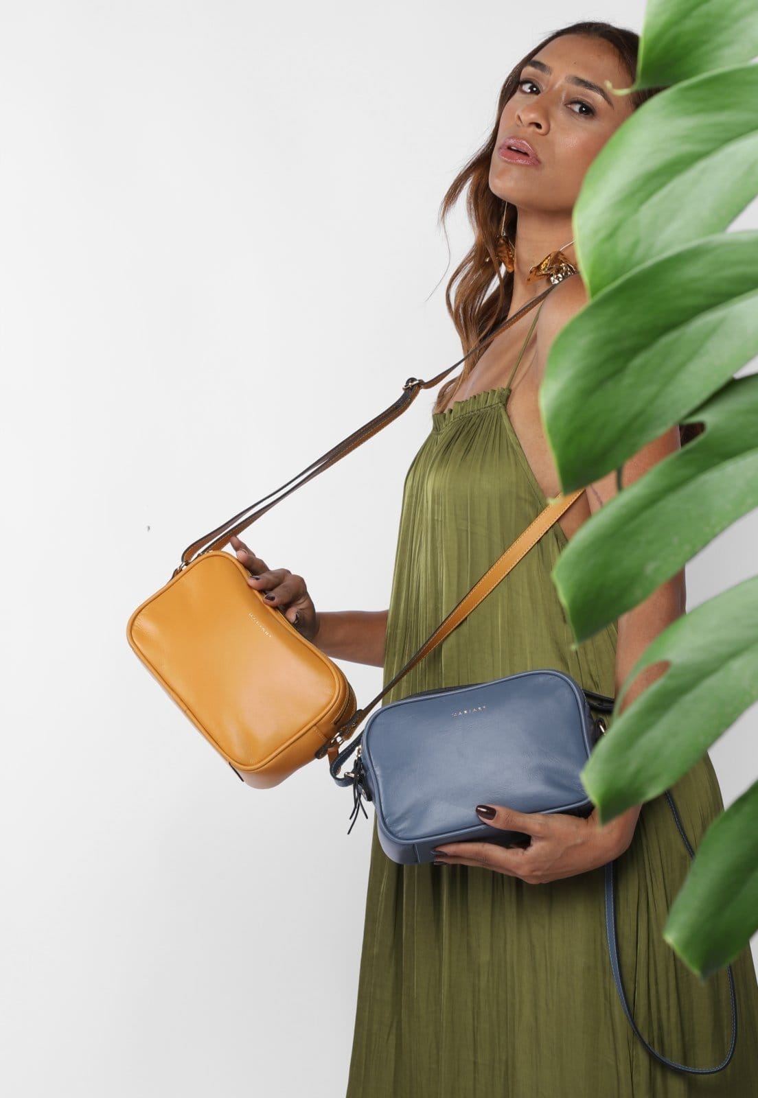 Vista 2 Bolsa Transversal de Couro Mariart Guaraná Canindé Mariart azul