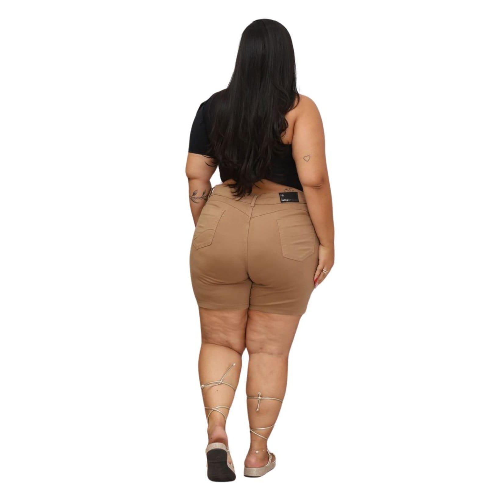 Vista 2 Shorts Feminino Claro Estilo Meia Coxa Plus Size Mirella Alleppo Jeans marrom