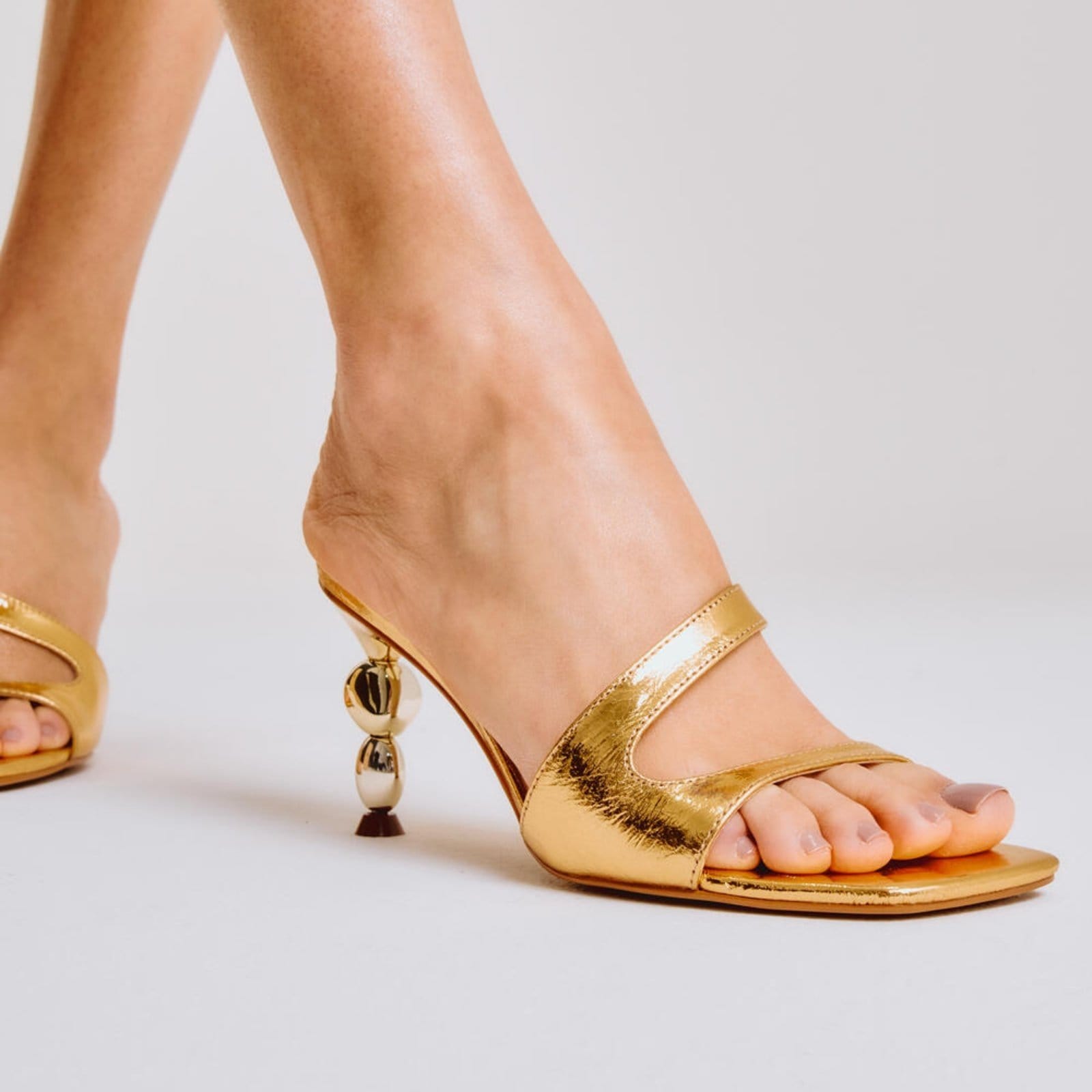 Vista 2 Tamanco Couro Ouro Salto Médio Cecconello 2815002-2 Cecconello dourado