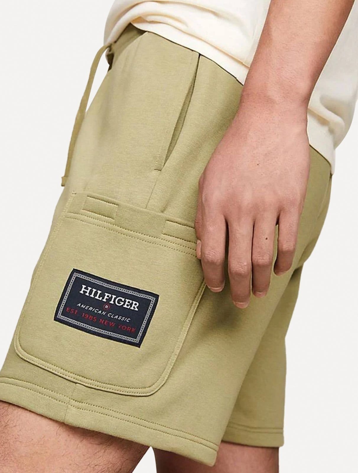 Vista 2 Bermuda Tommy Hilfiger Moletom Masculina Flag Logo Badge Oliva Tommy Hilfiger verde