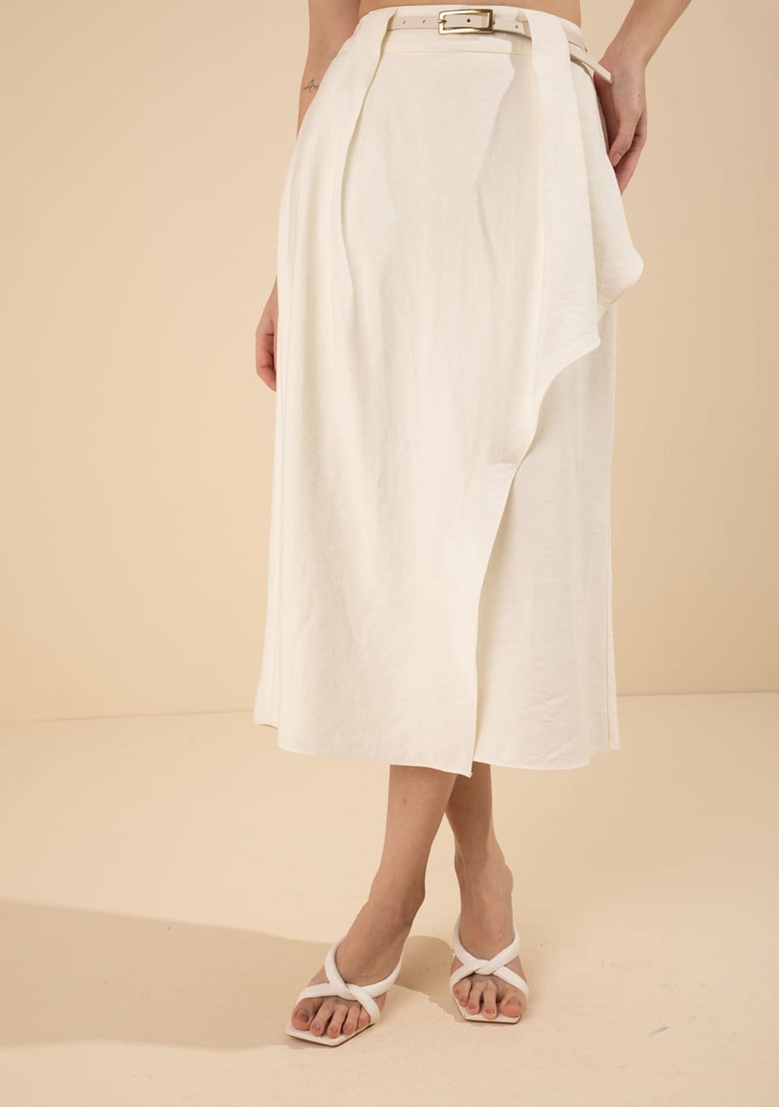 Vista 2 Saia Morena Rosa Evasê Alta Midi Off-white Morena Rosa estampado rosa