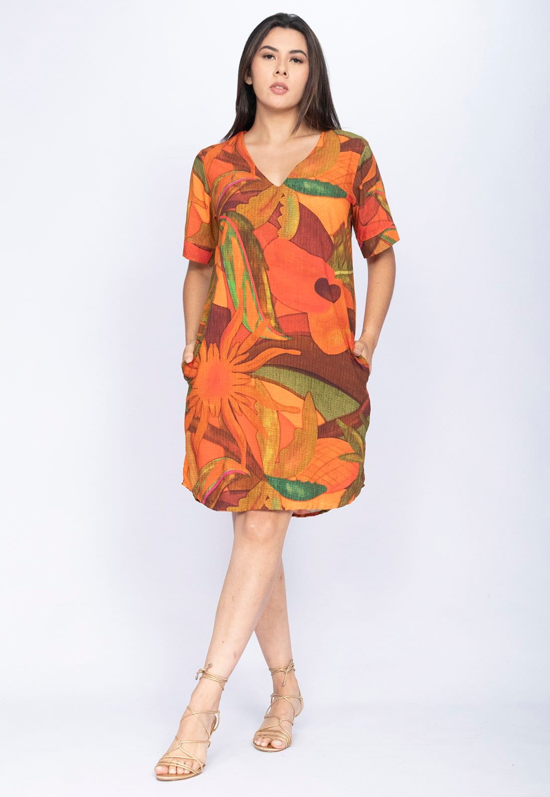 Vista 2 Vestido Curto Gola V Viscose com Bolso Estampa Calor da Mata Amazonia Vital estampado/laranja