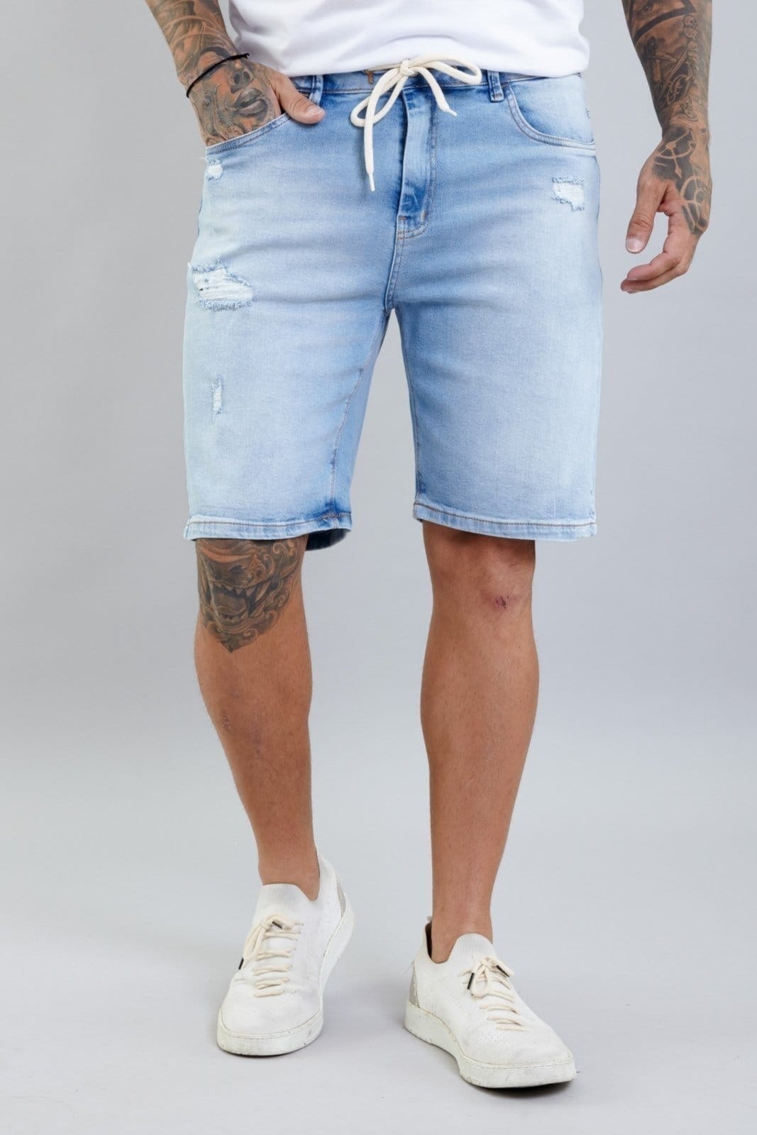 Bermuda Jeans Masculina Destroyed Slim com Cordão no Cós