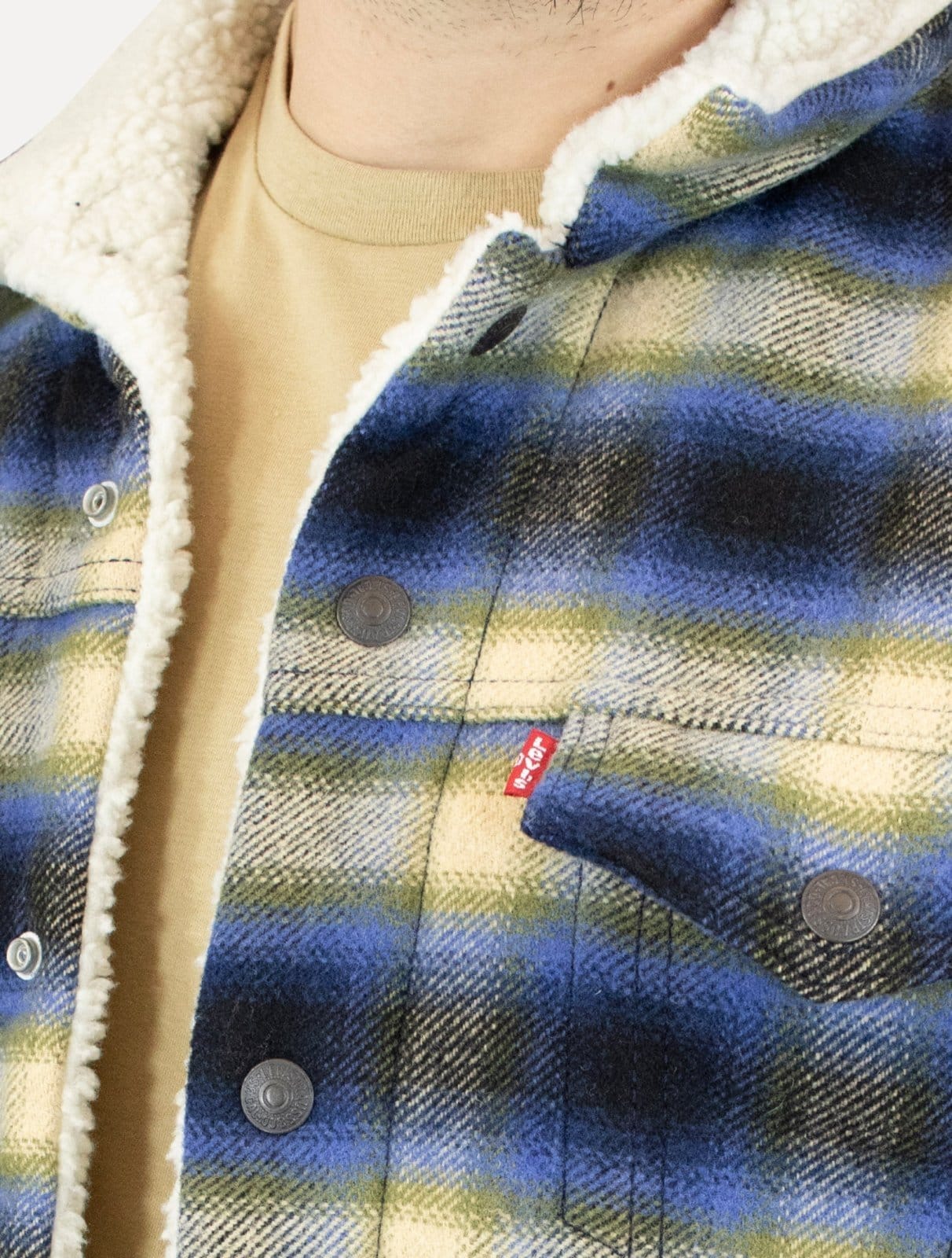Vista 2 Jaqueta Levis Masculina Trucker Xadrez Print Sherpa Cáqui Levis azul/cáqui azul