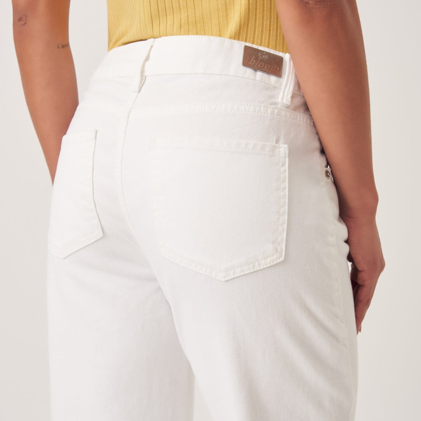 Vista 2 Calça Jeans Mom Cintura Alta Capri Branca Bloom branco
