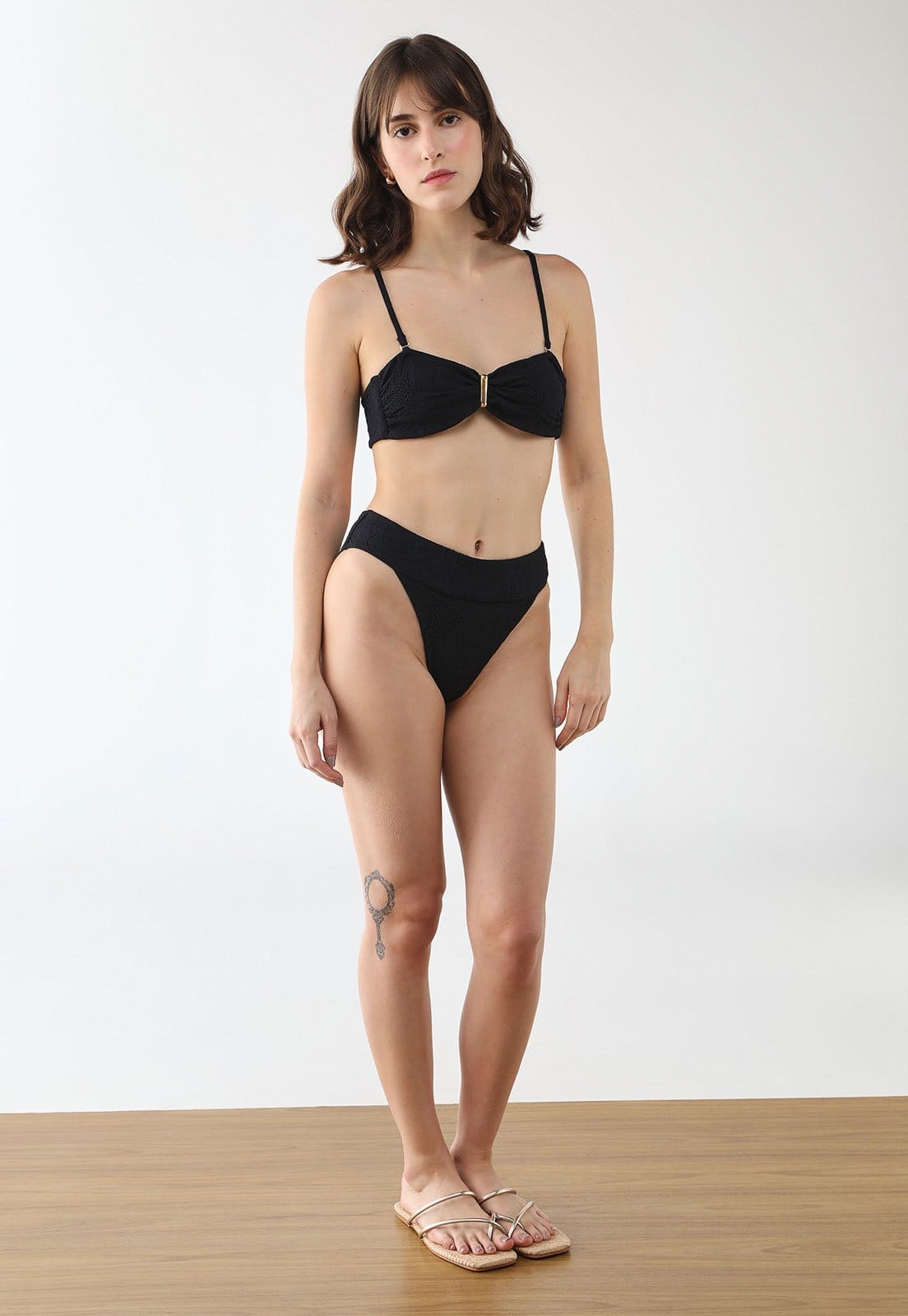 Vista 2 Conjunto Biquíni Feminino FARM Pala Textura Flor FARM preto